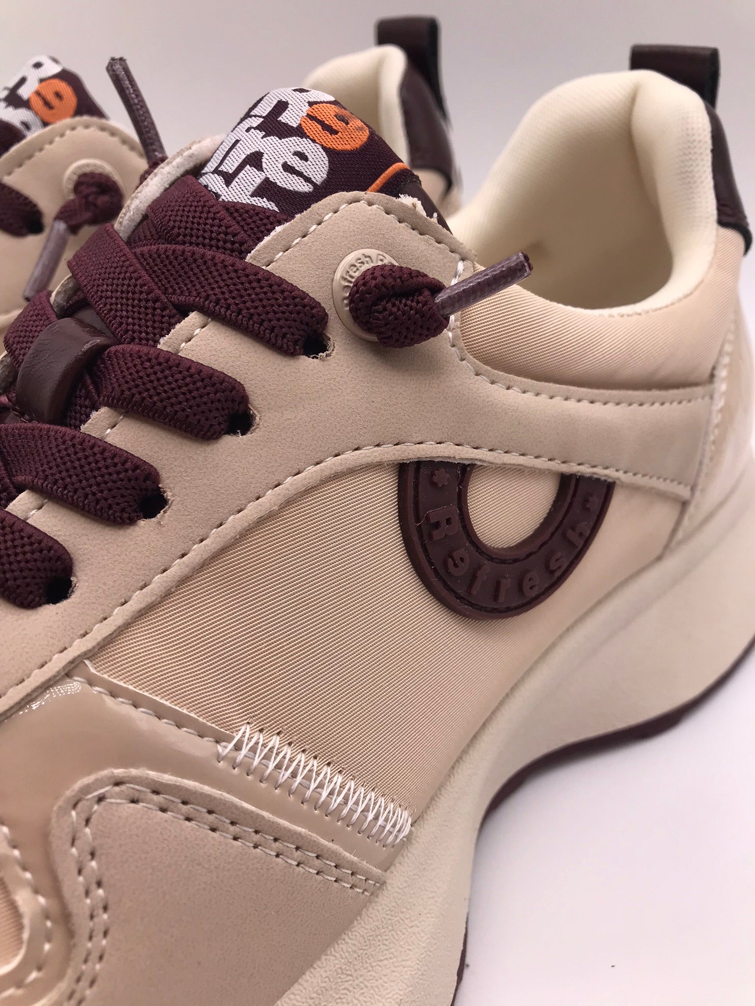TÊNIS REFRESH BEGE BORDO TECIDO SPORT LOGO LATERAL ECO PELE COBRA ATACADORES