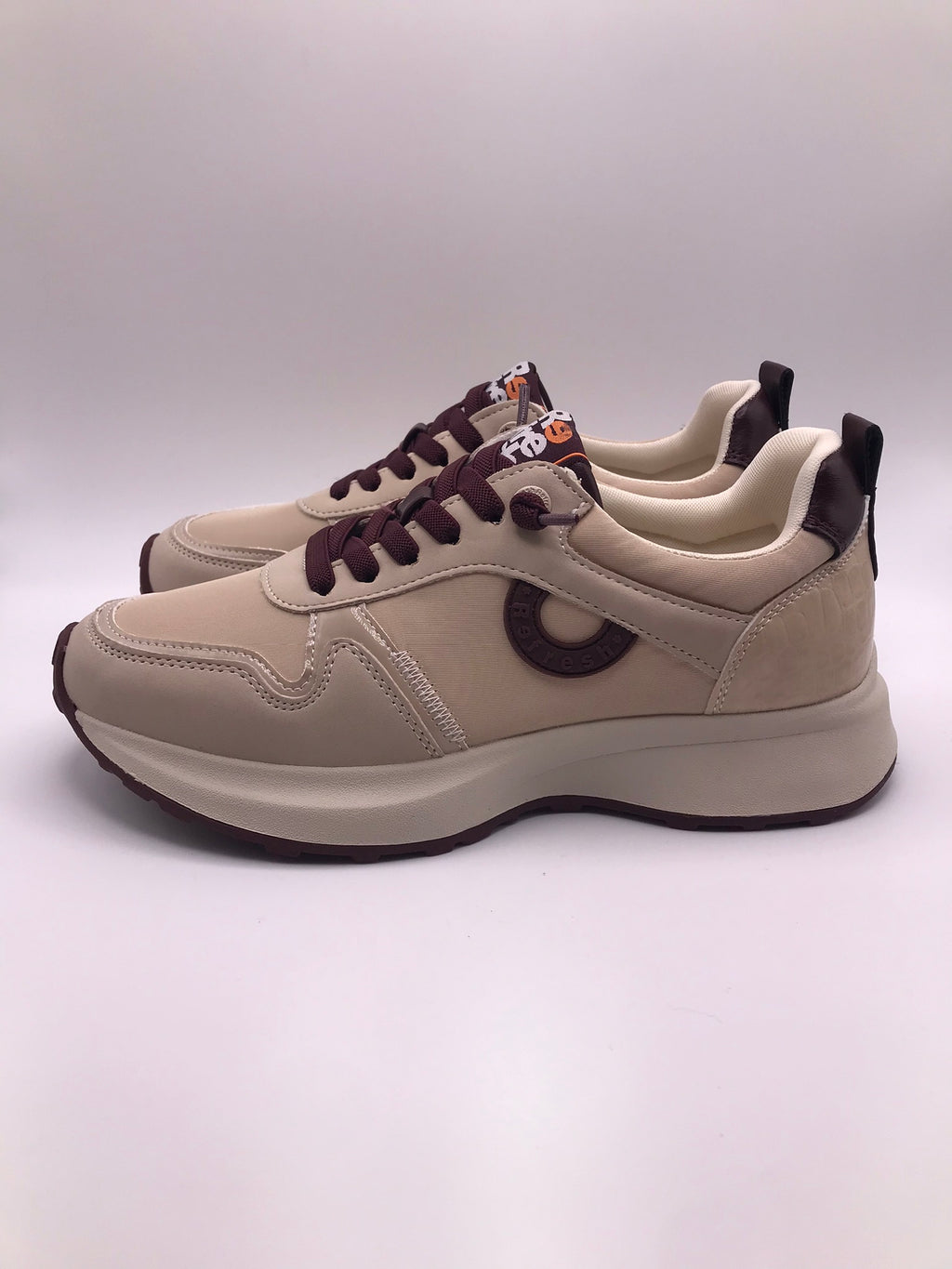 TÊNIS REFRESH BEGE BORDO TECIDO SPORT LOGO LATERAL ECO PELE COBRA ATACADORES