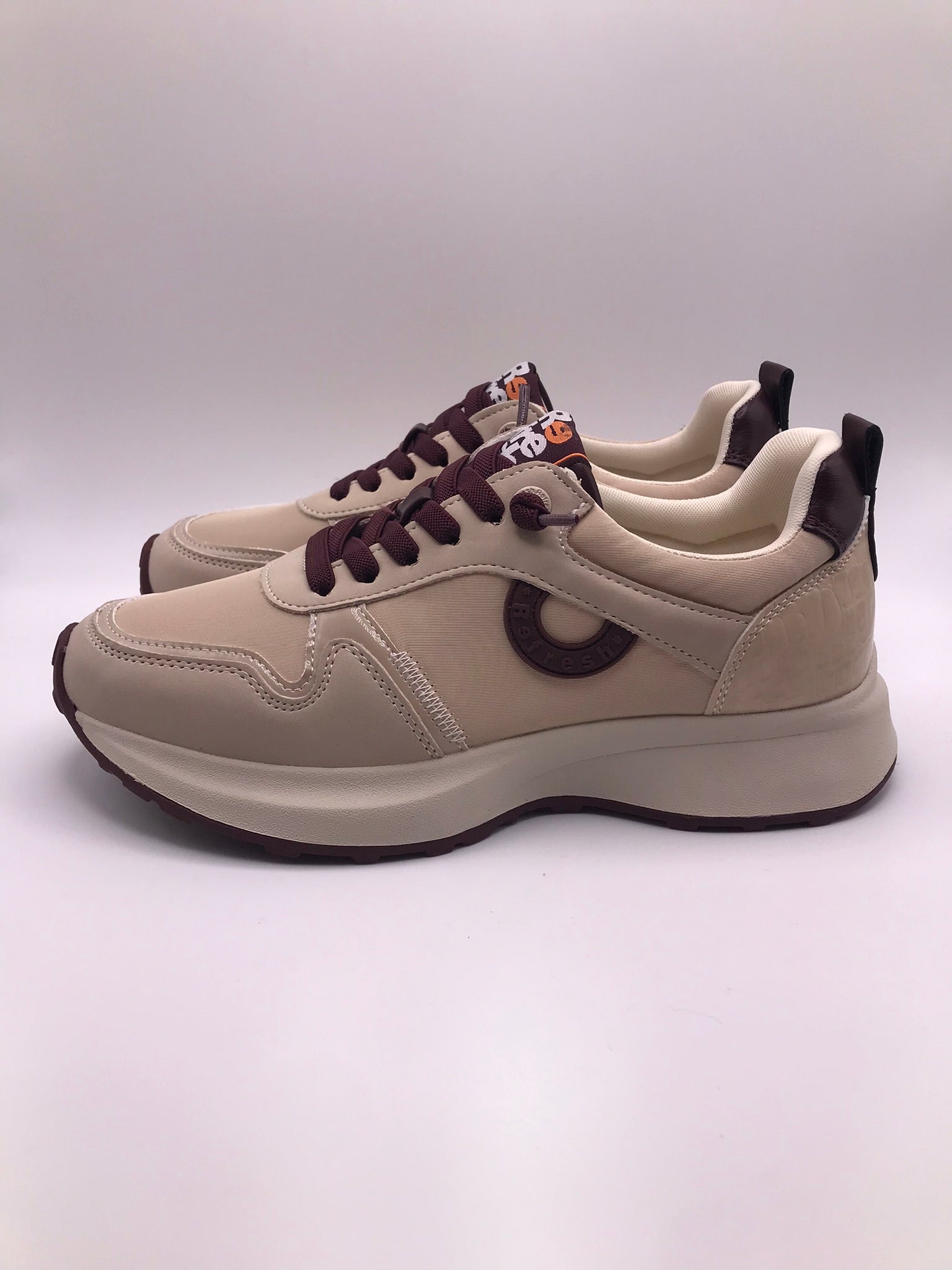 TÊNIS REFRESH BEGE BORDO TECIDO SPORT LOGO LATERAL ECO PELE COBRA ATACADORES