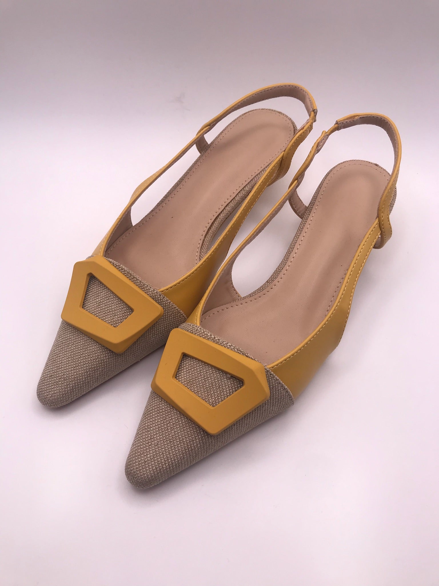 SABRINA SALTO MULLET LALA AMARELO BEGE BICUDO SCARPIN