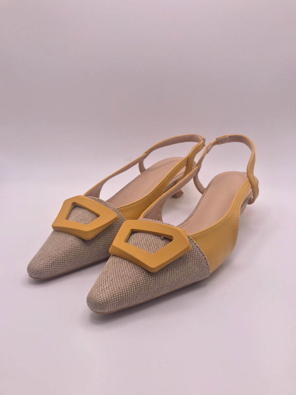 SABRINA SALTO MULLET LALA AMARELO BEGE BICUDO SCARPIN