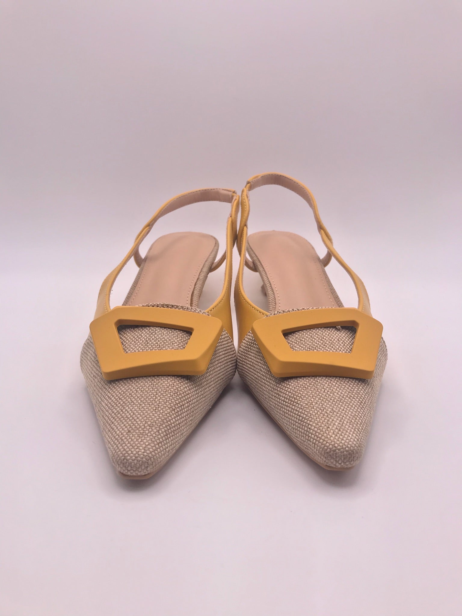 SABRINA SALTO MULLET LALA AMARELO BEGE BICUDO SCARPIN