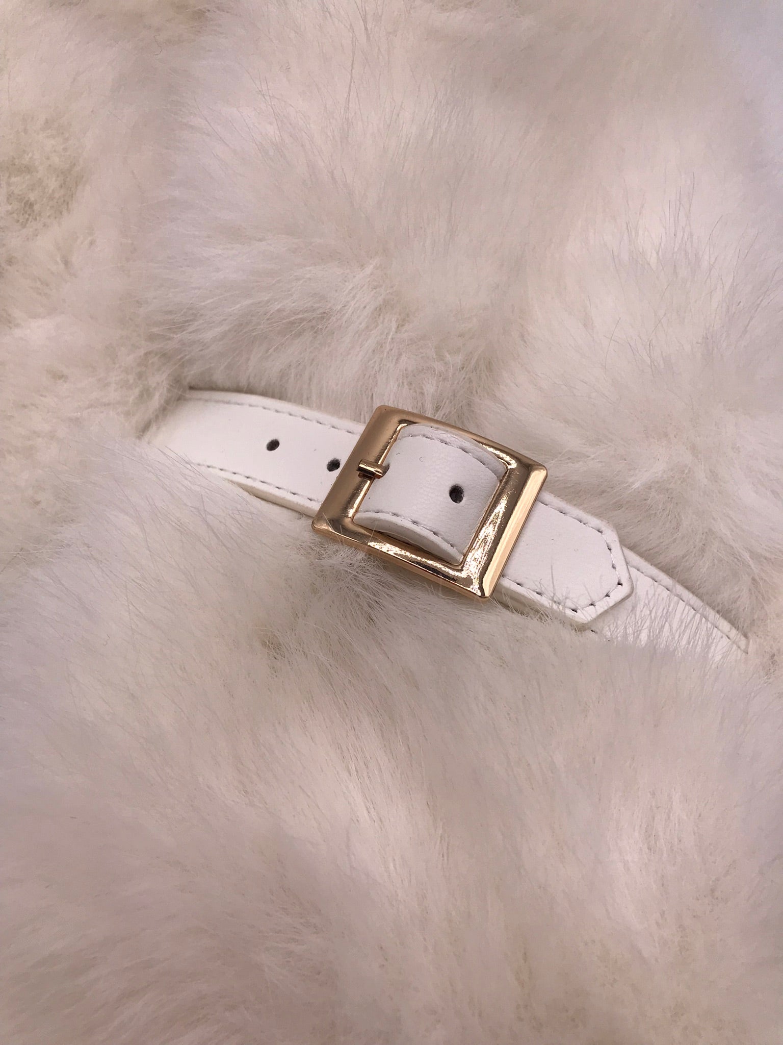CACHECOL PELOS BRANCO FECHO CINTO FIVELA