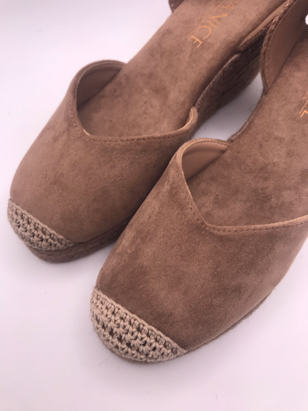 Alpercatas de Cunha Vanice com Atacadores de Amarrar ao Tornozelo; Sandálias Femininas em Camurça Bege com Sola de Corda; Calçado de Verão Elegante e Confortável para Mulher Estilo Casual Chic