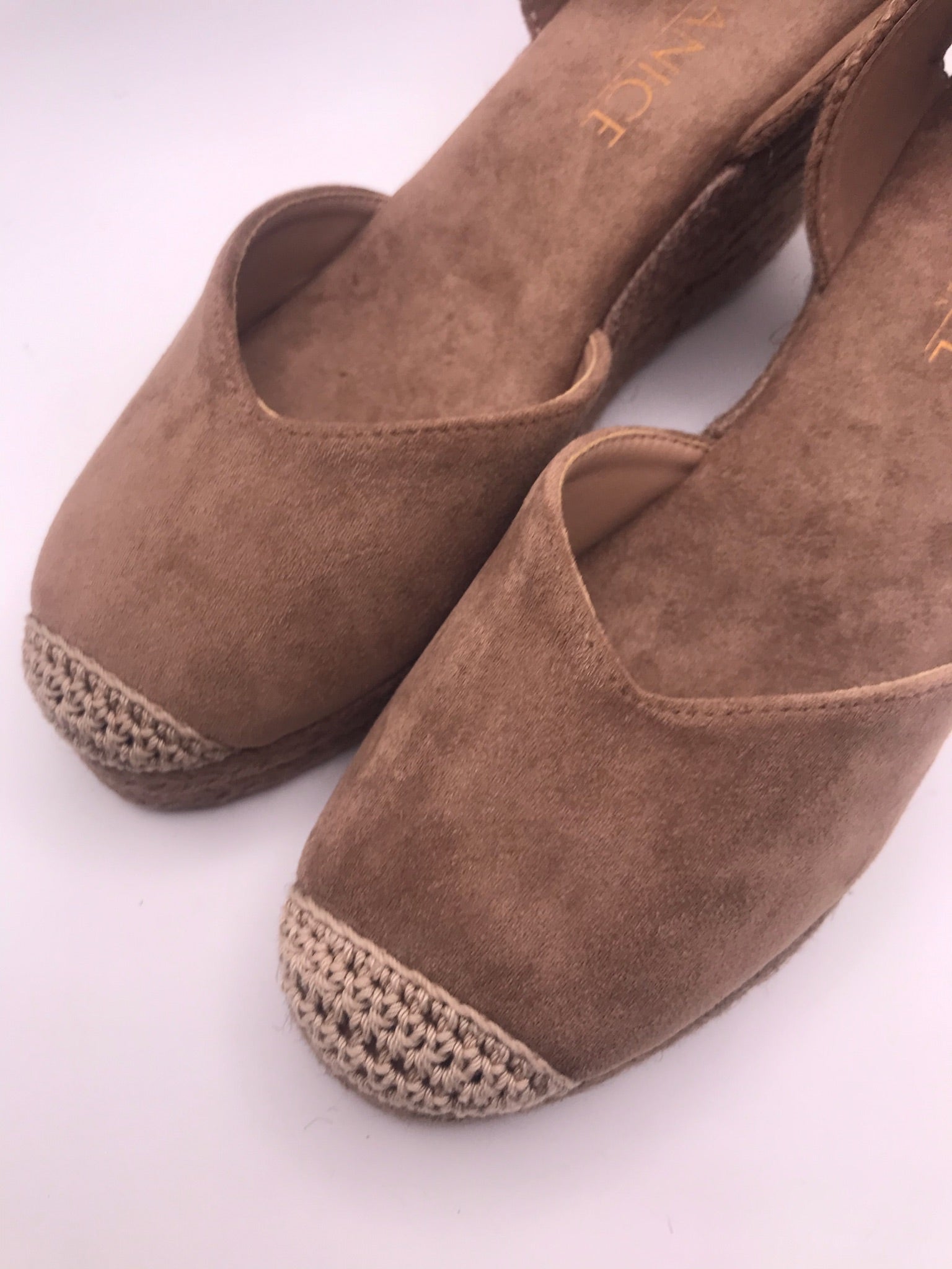 Alpercatas de Cunha Vanice com Atacadores de Amarrar ao Tornozelo; Sandálias Femininas em Camurça Bege com Sola de Corda; Calçado de Verão Elegante e Confortável para Mulher Estilo Casual Chic