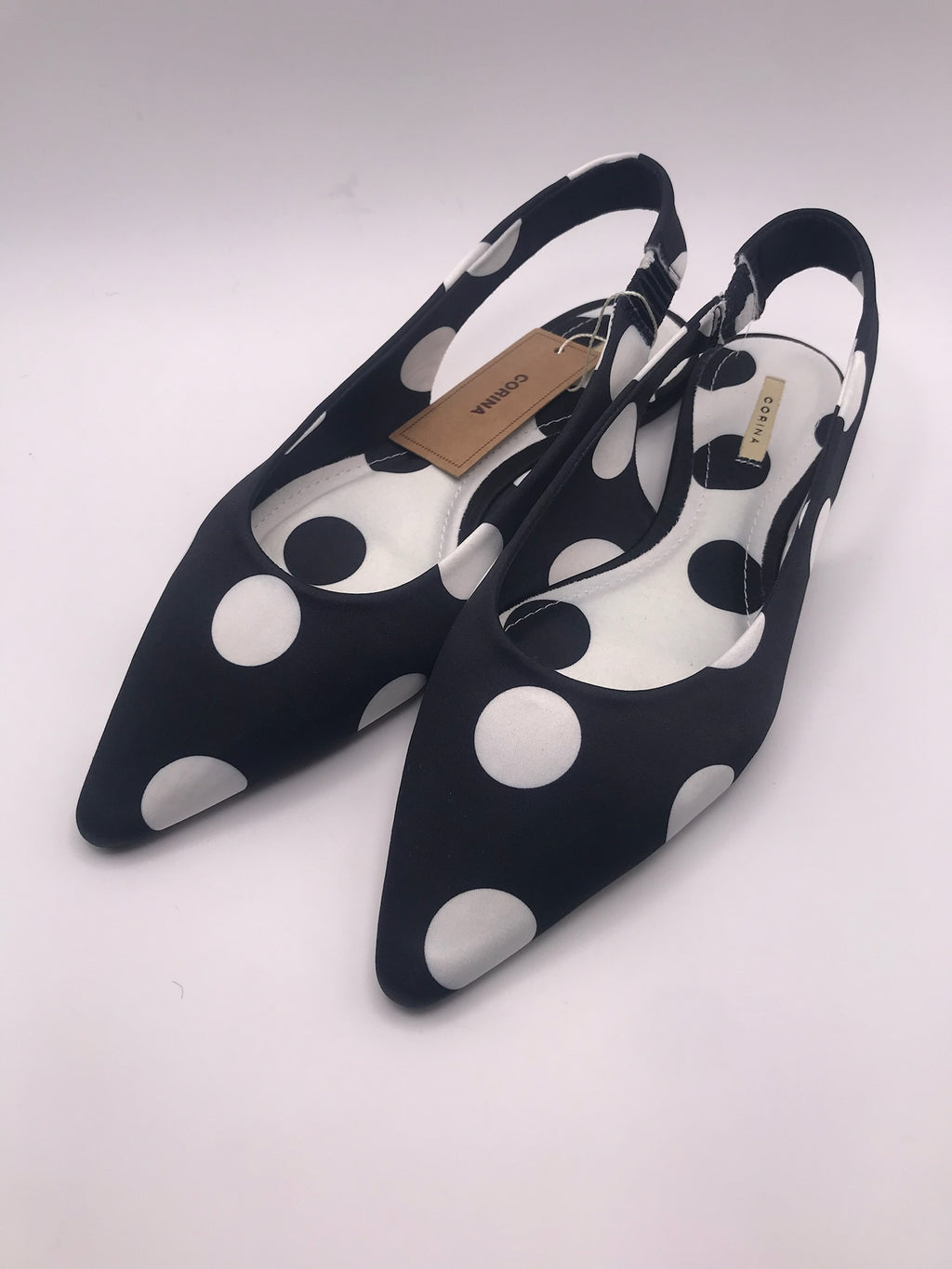 Sapatos rasos Corina slingback com padrão de bolas pretas e brancas; sabrinas de bico fino elegantes; calçado feminino confortável para festa e dia a dia