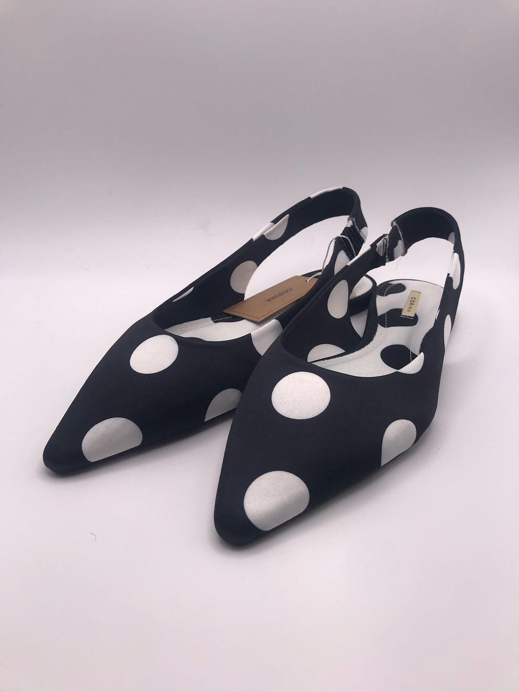 Sapatos rasos Corina slingback com padrão de bolas pretas e brancas; sabrinas de bico fino elegantes; calçado feminino confortável para festa e dia a dia