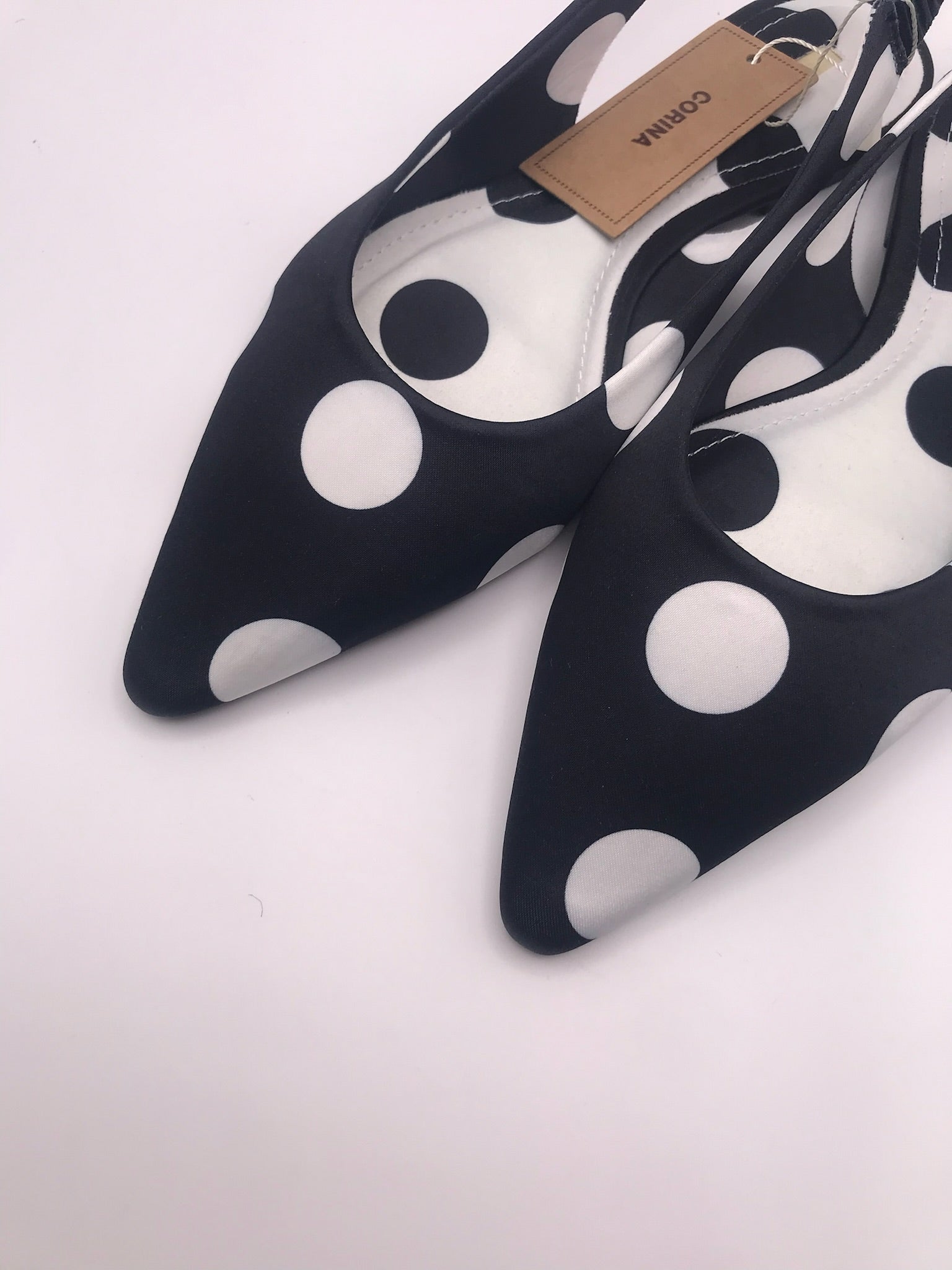 Sapatos rasos Corina slingback com padrão de bolas pretas e brancas; sabrinas de bico fino elegantes; calçado feminino confortável para festa e dia a dia