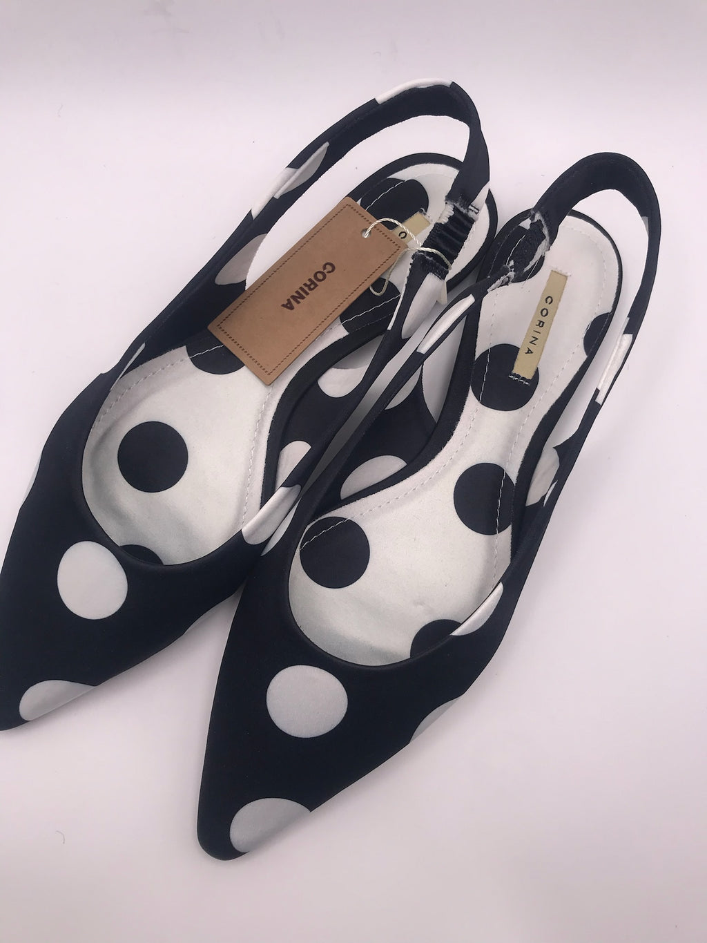 Sapatos rasos Corina slingback com padrão de bolas pretas e brancas; sabrinas de bico fino elegantes; calçado feminino confortável para festa e dia a dia