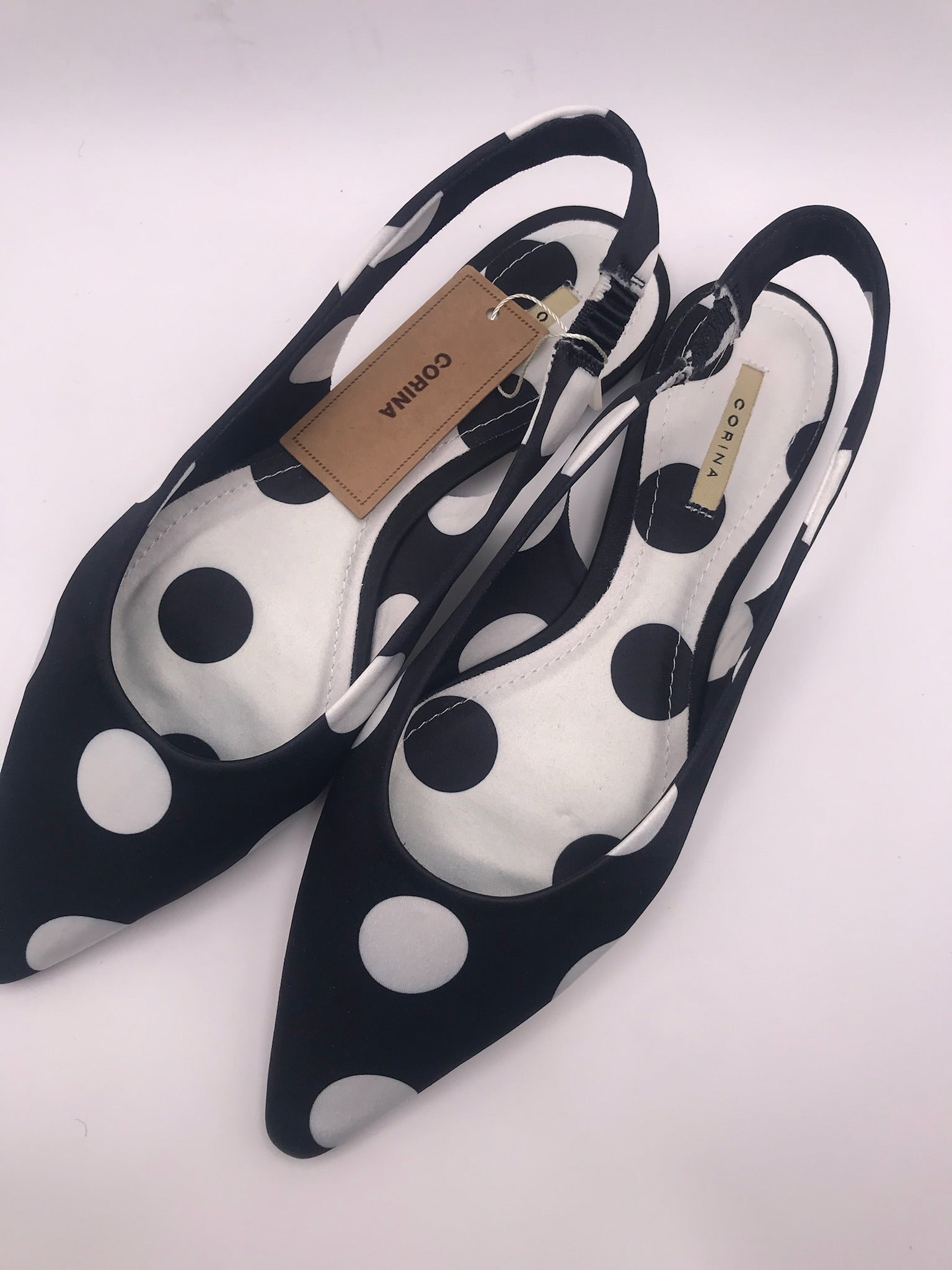 Sapatos rasos Corina slingback com padrão de bolas pretas e brancas; sabrinas de bico fino elegantes; calçado feminino confortável para festa e dia a dia