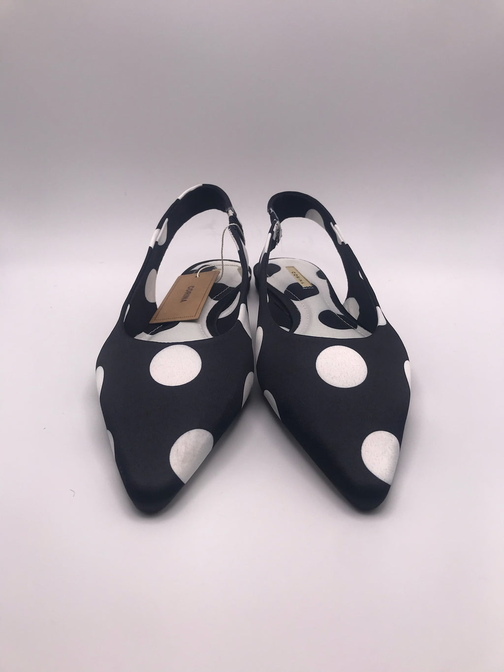 Sapatos rasos Corina slingback com padrão de bolas pretas e brancas; sabrinas de bico fino elegantes; calçado feminino confortável para festa e dia a dia