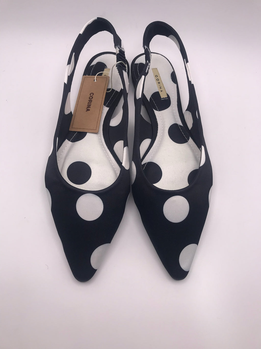 Sapatos rasos Corina slingback com padrão de bolas pretas e brancas; sabrinas de bico fino elegantes; calçado feminino confortável para festa e dia a dia
