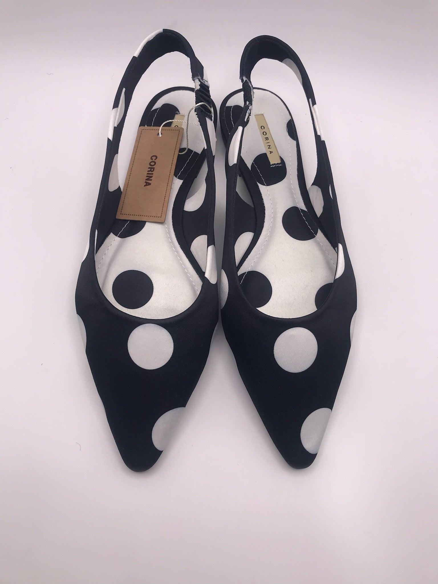 Sapatos rasos Corina slingback com padrão de bolas pretas e brancas; sabrinas de bico fino elegantes; calçado feminino confortável para festa e dia a dia