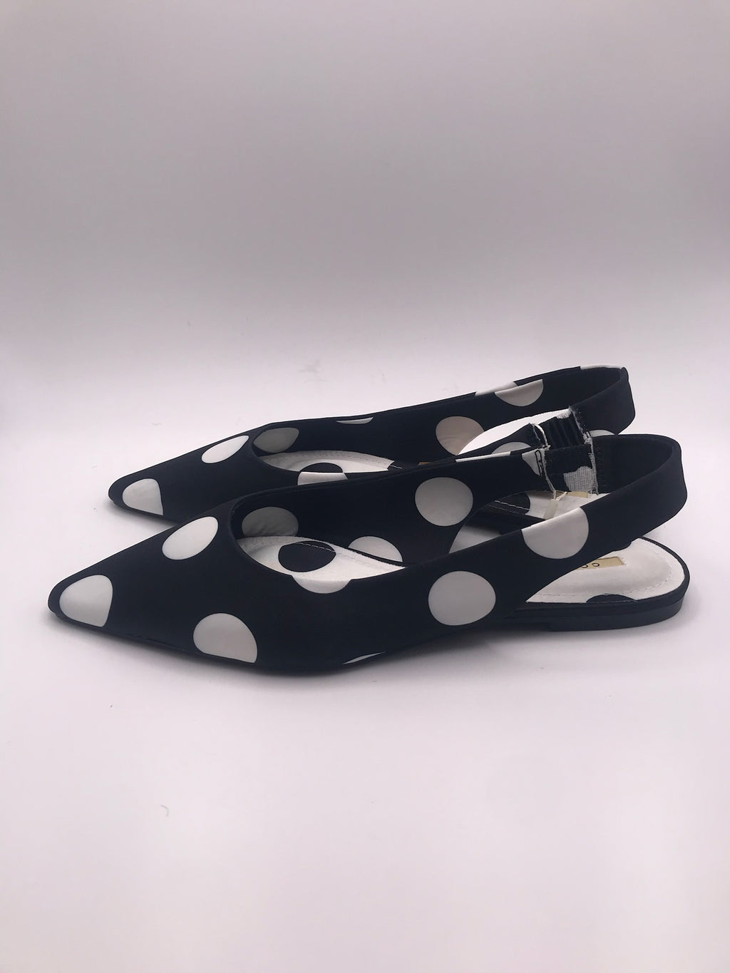 Sapatos rasos Corina slingback com padrão de bolas pretas e brancas; sabrinas de bico fino elegantes; calçado feminino confortável para festa e dia a dia