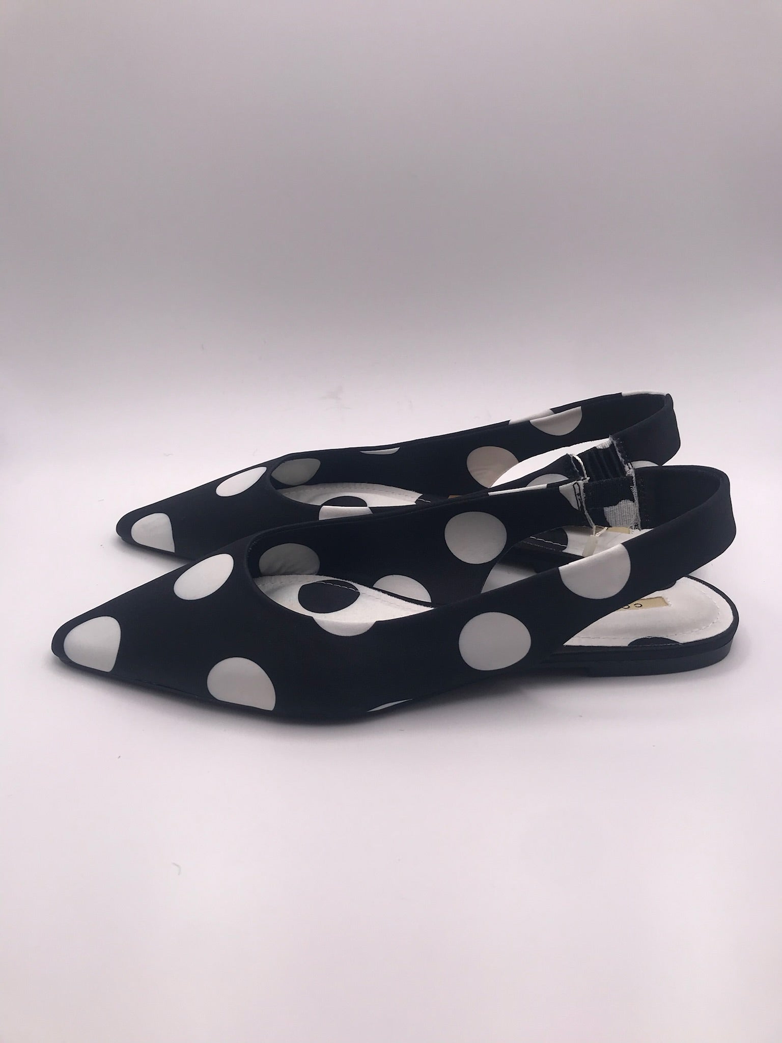 Sapatos rasos Corina slingback com padrão de bolas pretas e brancas; sabrinas de bico fino elegantes; calçado feminino confortável para festa e dia a dia