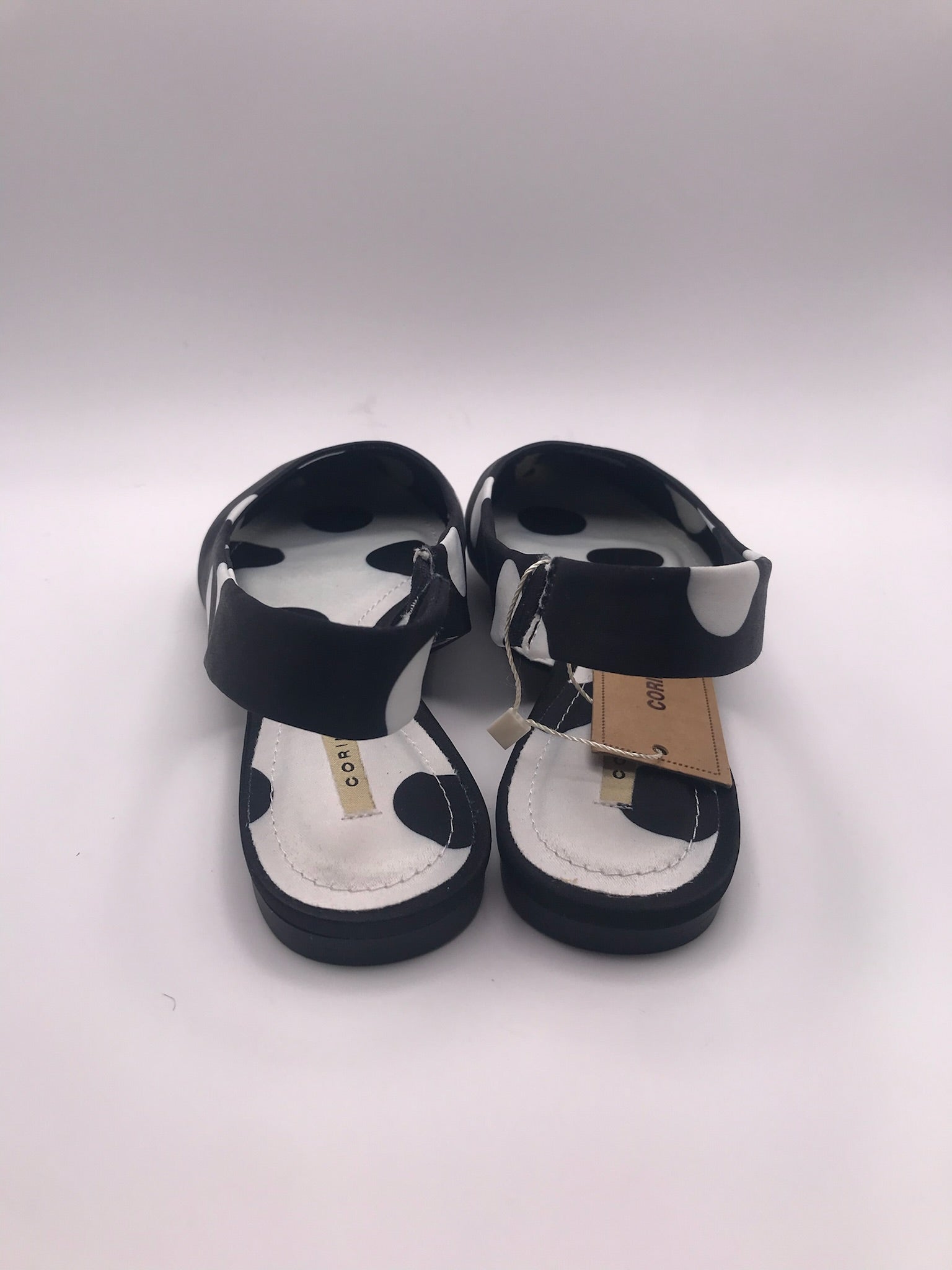 Sapatos rasos Corina slingback com padrão de bolas pretas e brancas; sabrinas de bico fino elegantes; calçado feminino confortável para festa e dia a dia