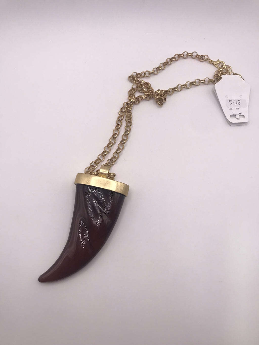Colar Longo Feminino Corrente Dourada Elo Português com Pingente Chifre Dente Resina Marrom Estilo Boho Chic Elegante