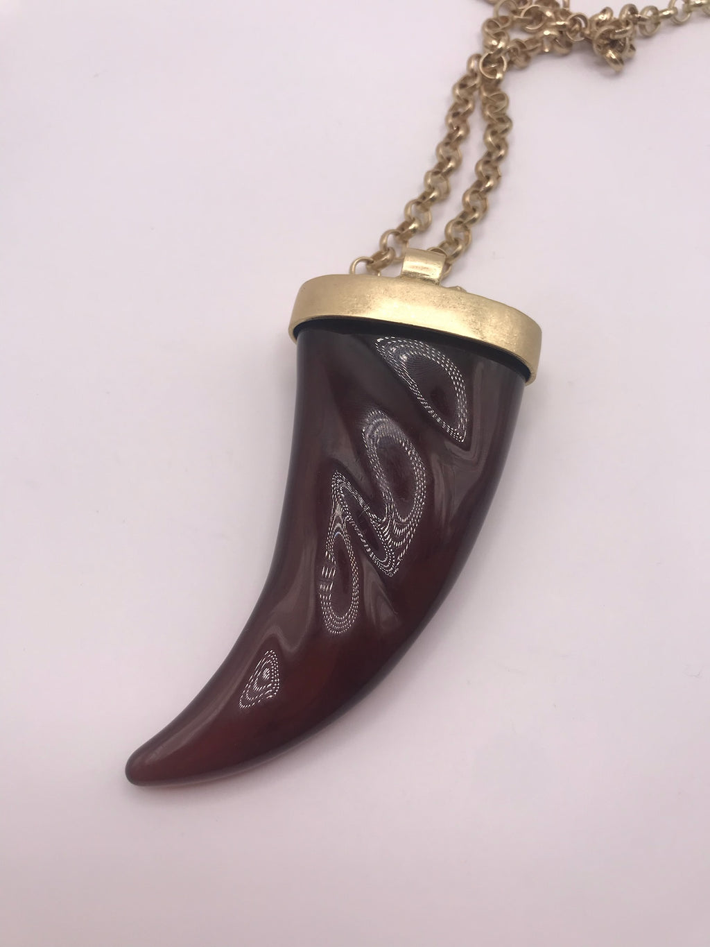 Colar Longo Feminino Corrente Dourada Elo Português com Pingente Chifre Dente Resina Marrom Estilo Boho Chic Elegante