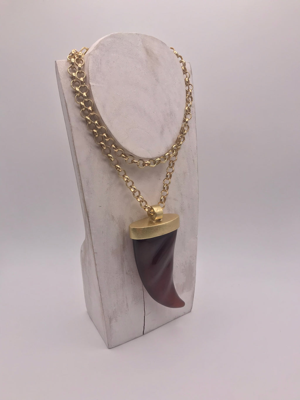 Colar Longo Feminino Corrente Dourada Elo Português com Pingente Chifre Dente Resina Marrom Estilo Boho Chic Elegante