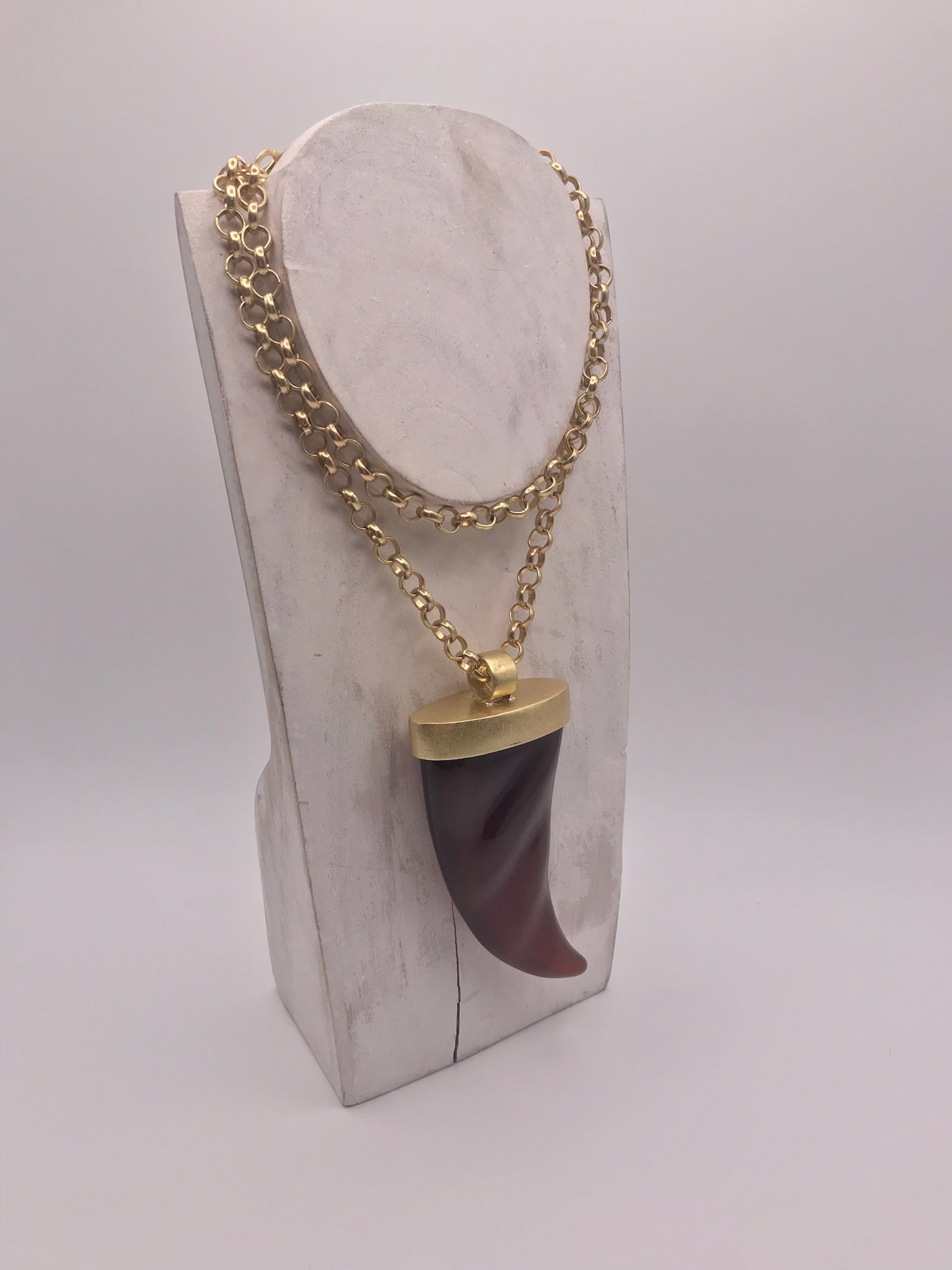 Colar Longo Feminino Corrente Dourada Elo Português com Pingente Chifre Dente Resina Marrom Estilo Boho Chic Elegante