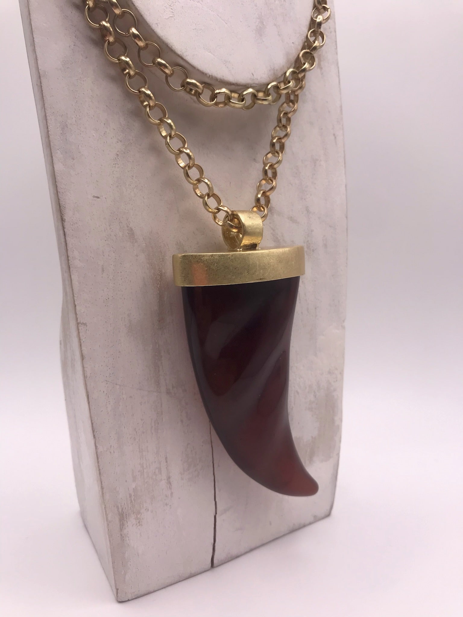 Colar Longo Feminino Corrente Dourada Elo Português com Pingente Chifre Dente Resina Marrom Estilo Boho Chic Elegante