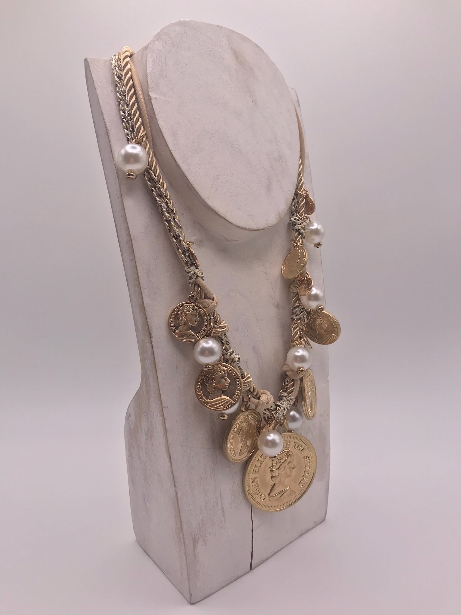 Colar Gargantilha de Cordão Bege com Medalhas de Moedas Douradas e Pérolas, Fio de Corrente Trançado com Pendentes Queen Elizabeth, Bijuteria de Estilo Vintage e Boho para Senhora.