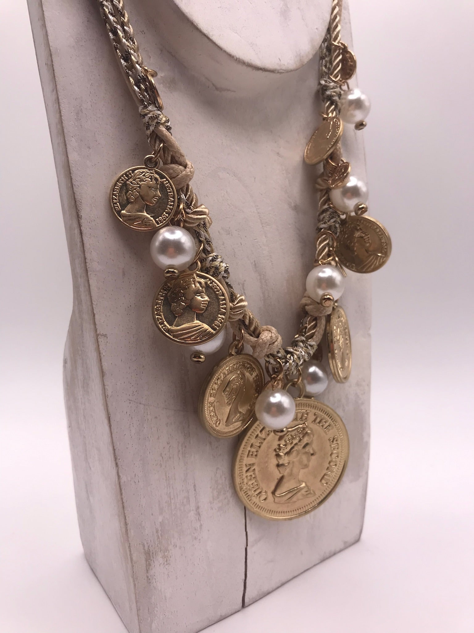 Colar Gargantilha de Cordão Bege com Medalhas de Moedas Douradas e Pérolas, Fio de Corrente Trançado com Pendentes Queen Elizabeth, Bijuteria de Estilo Vintage e Boho para Senhora.