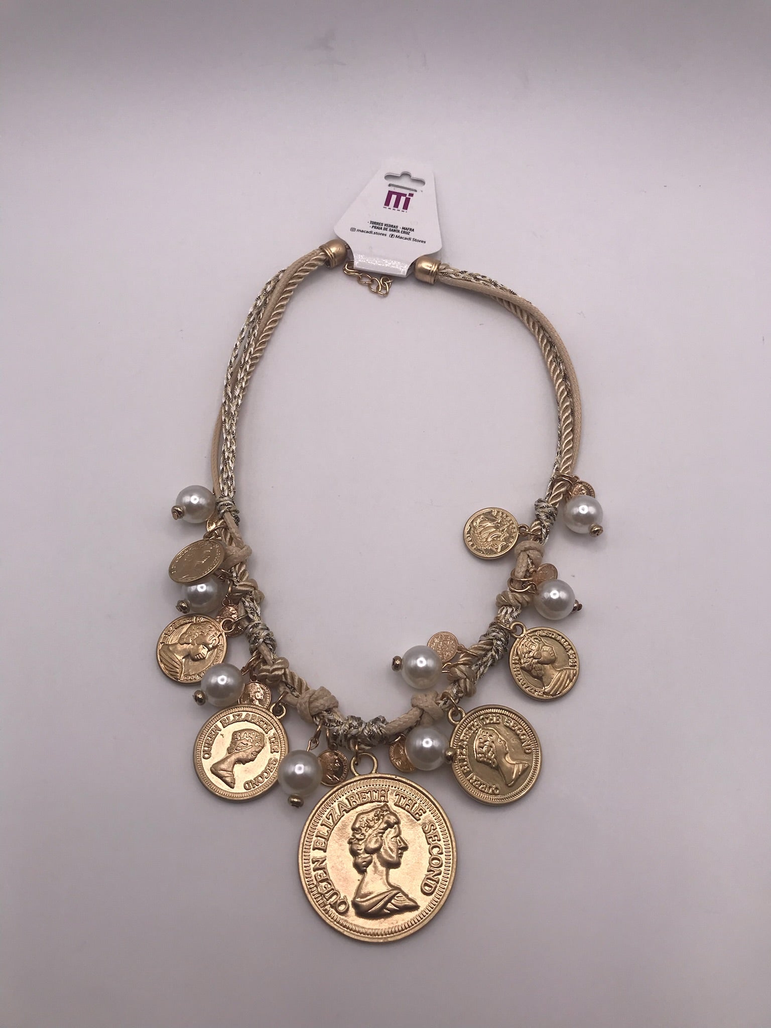 Colar Gargantilha de Cordão Bege com Medalhas de Moedas Douradas e Pérolas, Fio de Corrente Trançado com Pendentes Queen Elizabeth, Bijuteria de Estilo Vintage e Boho para Senhora.