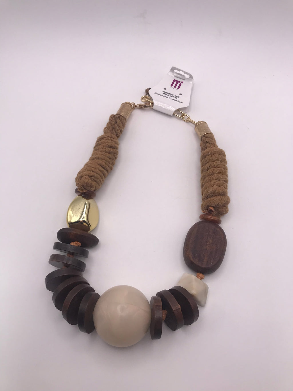Colar artesanal de corda castanha e peças geométricas de madeira, bijuteria étnica boémia com esfera bege e detalhe dourado.