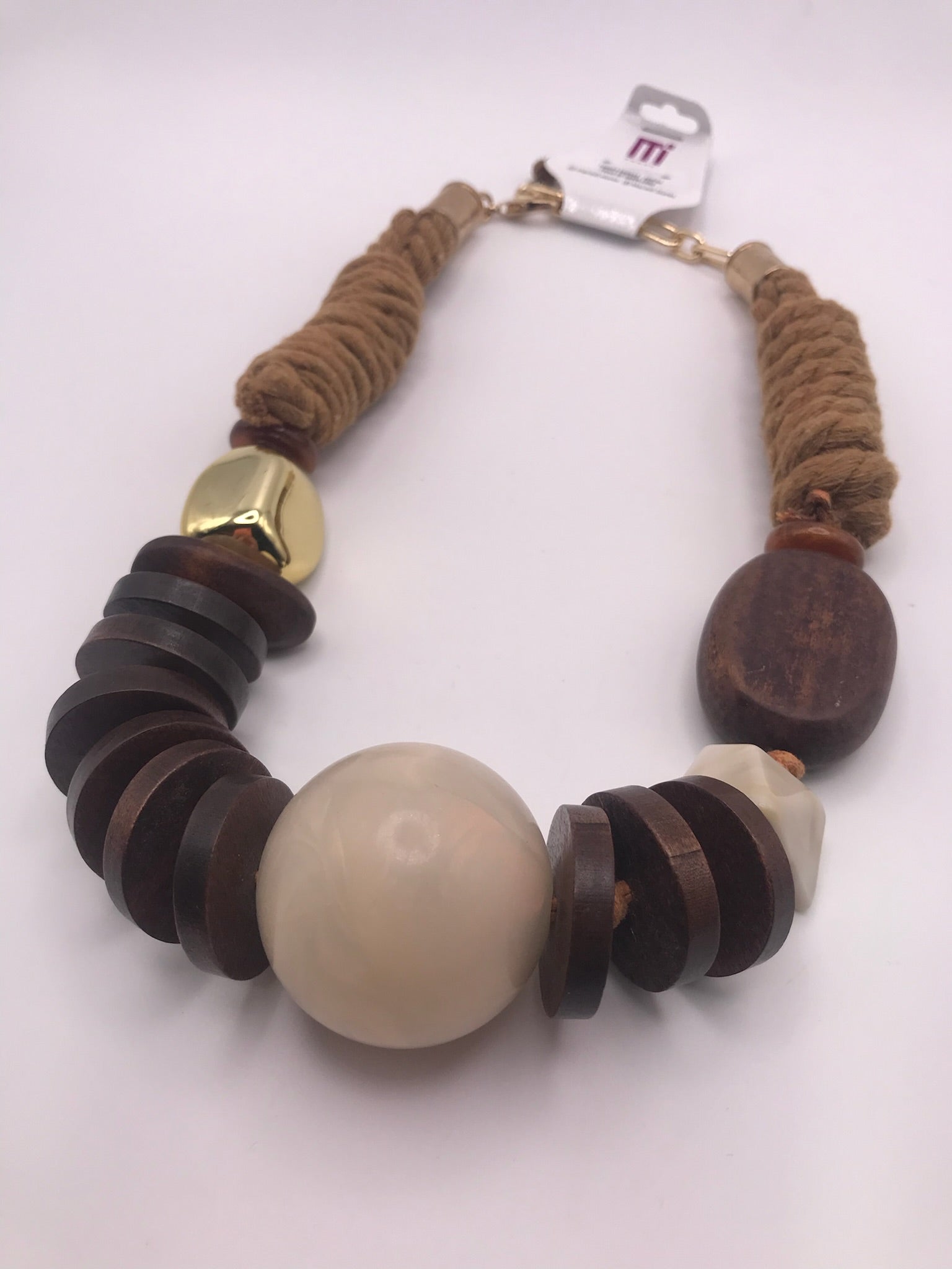 Colar artesanal de corda castanha e peças geométricas de madeira, bijuteria étnica boémia com esfera bege e detalhe dourado.