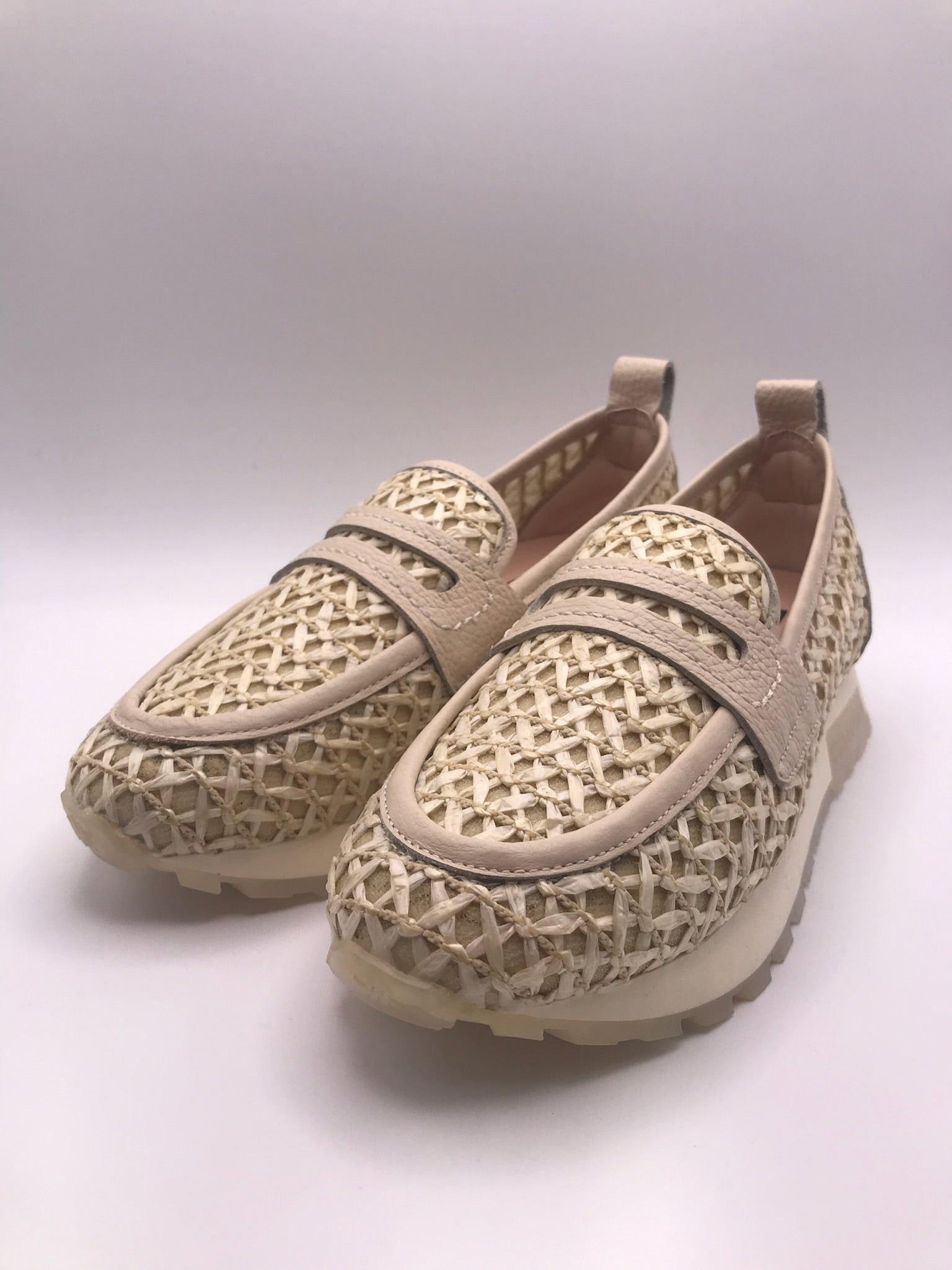 Sapatos Moccasins Femininos Hispanitas em Ráfia Entrelaçada Bege, Ténis de Verão com Sola de Plataforma Confortável, Calçado Casual e Elegante de Estilo Slip-on para Senhora.