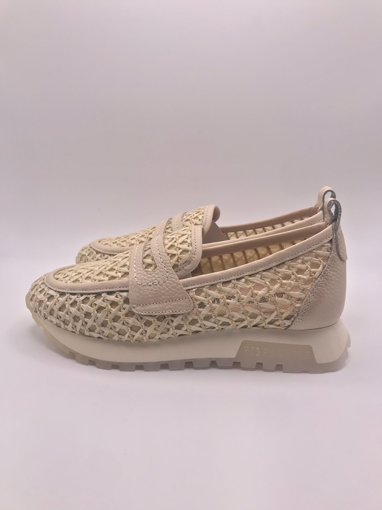 Sapatos Moccasins Femininos Hispanitas em Ráfia Entrelaçada Bege, Ténis de Verão com Sola de Plataforma Confortável, Calçado Casual e Elegante de Estilo Slip-on para Senhora.