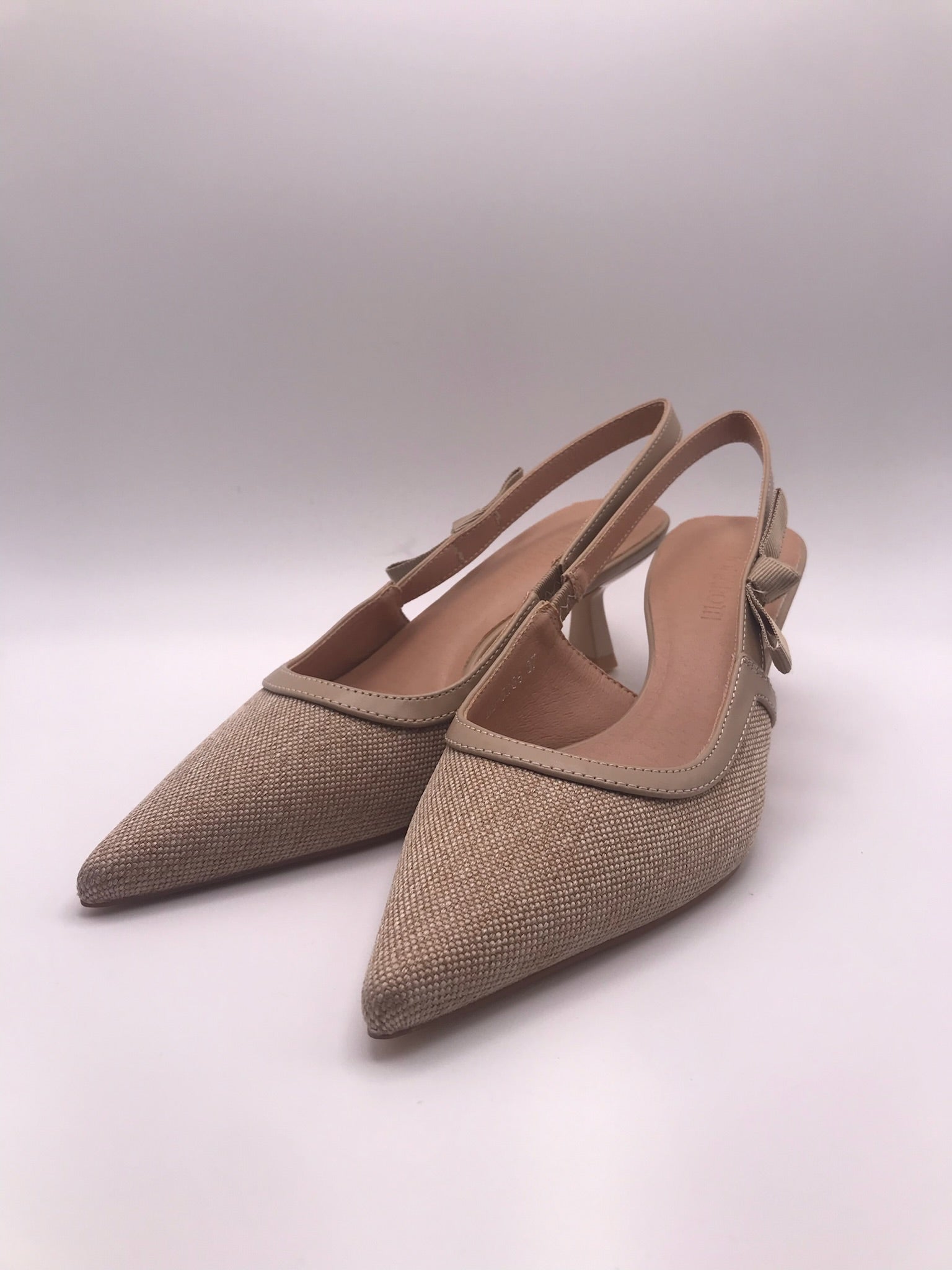 Sapatos de Salto Médio Slingback Femininos em Bege Apricot Buonarotti, Sandálias de Biqueira Fina com Detalhe de Laço, Calçado Elegante e Confortável para Eventos e Dia a Dia
