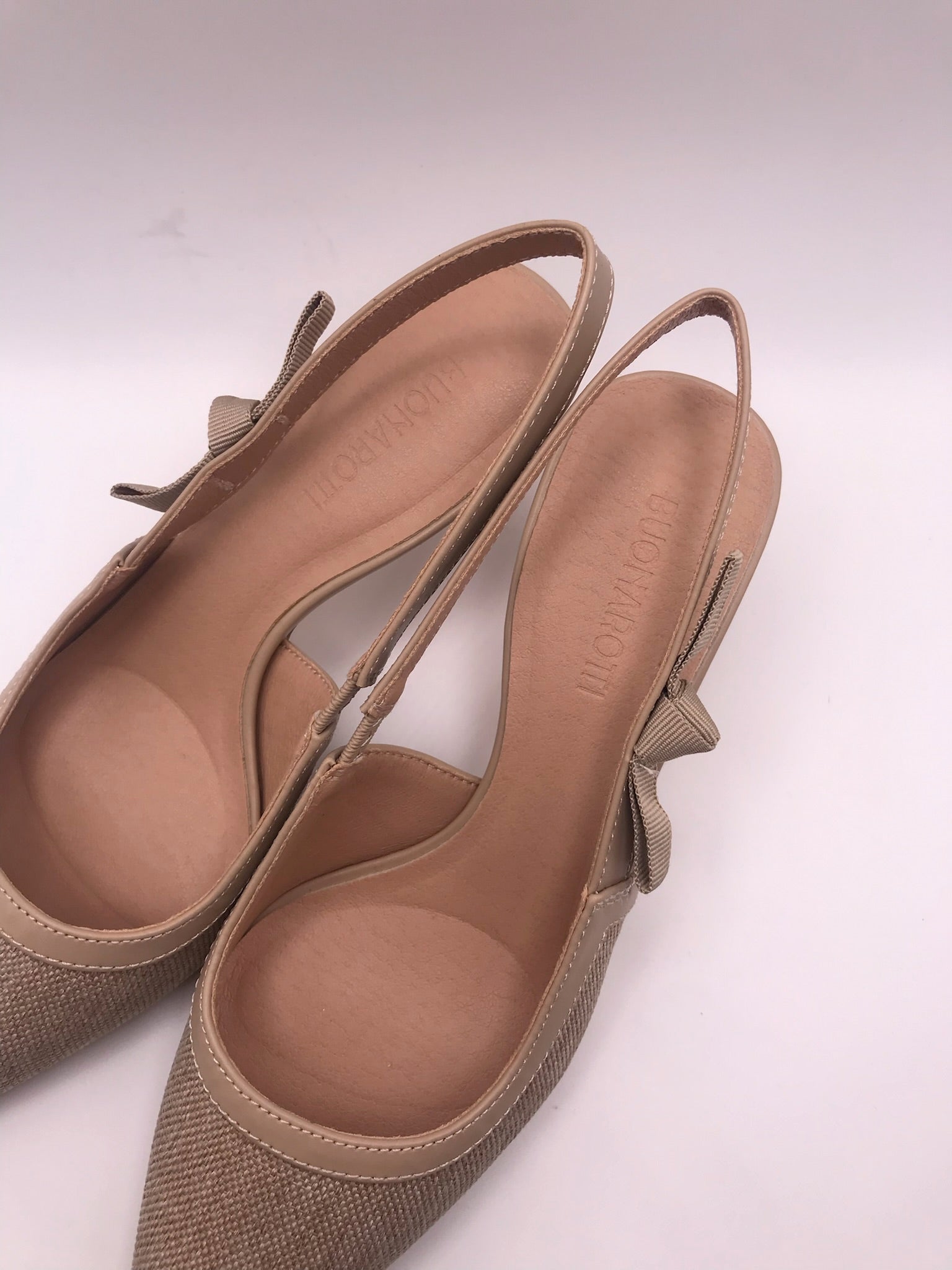 Sapatos de Salto Médio Slingback Femininos em Bege Apricot Buonarotti, Sandálias de Biqueira Fina com Detalhe de Laço, Calçado Elegante e Confortável para Eventos e Dia a Dia