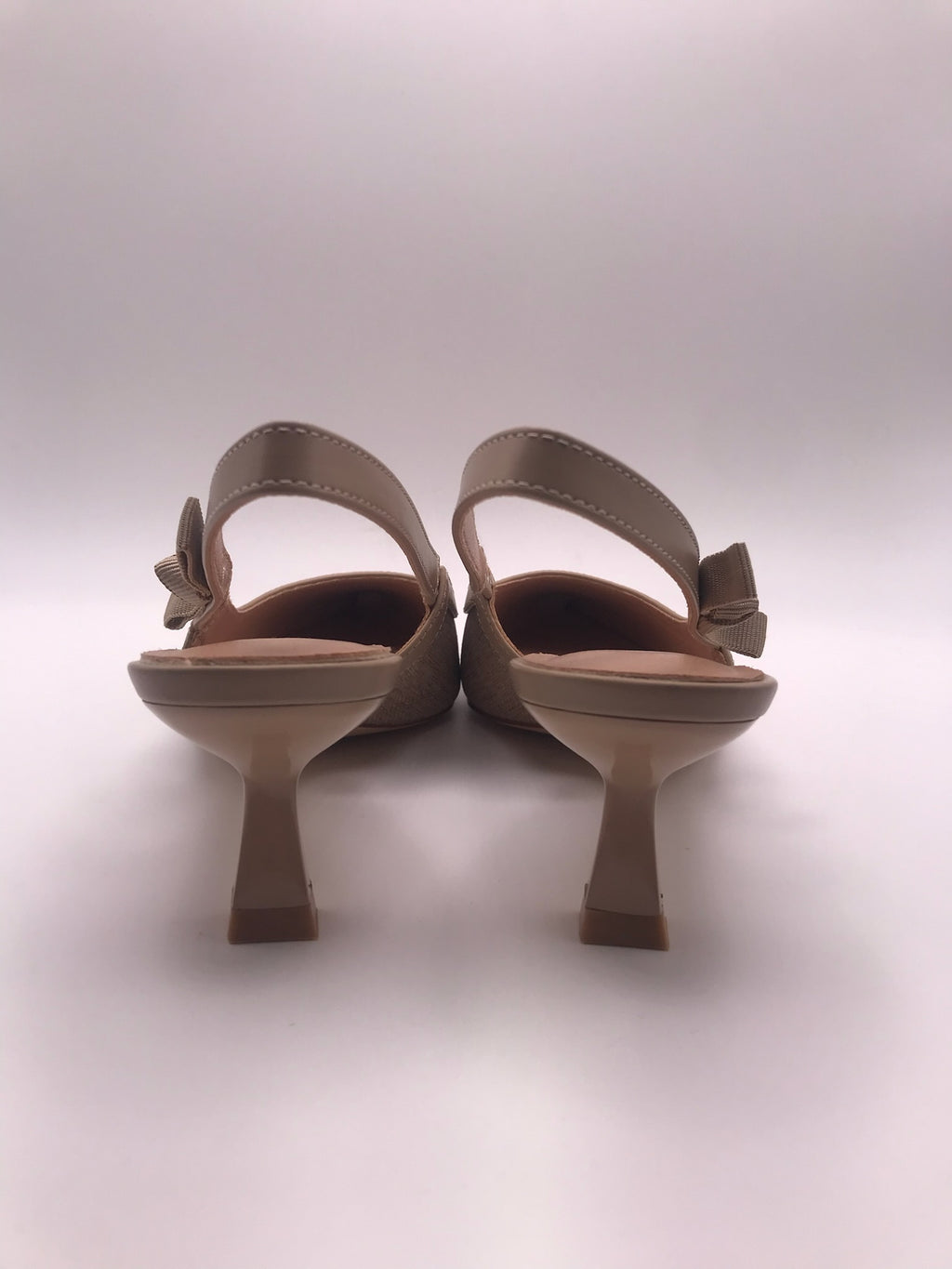 Sapatos de Salto Médio Slingback Femininos em Bege Apricot Buonarotti, Sandálias de Biqueira Fina com Detalhe de Laço, Calçado Elegante e Confortável para Eventos e Dia a Dia