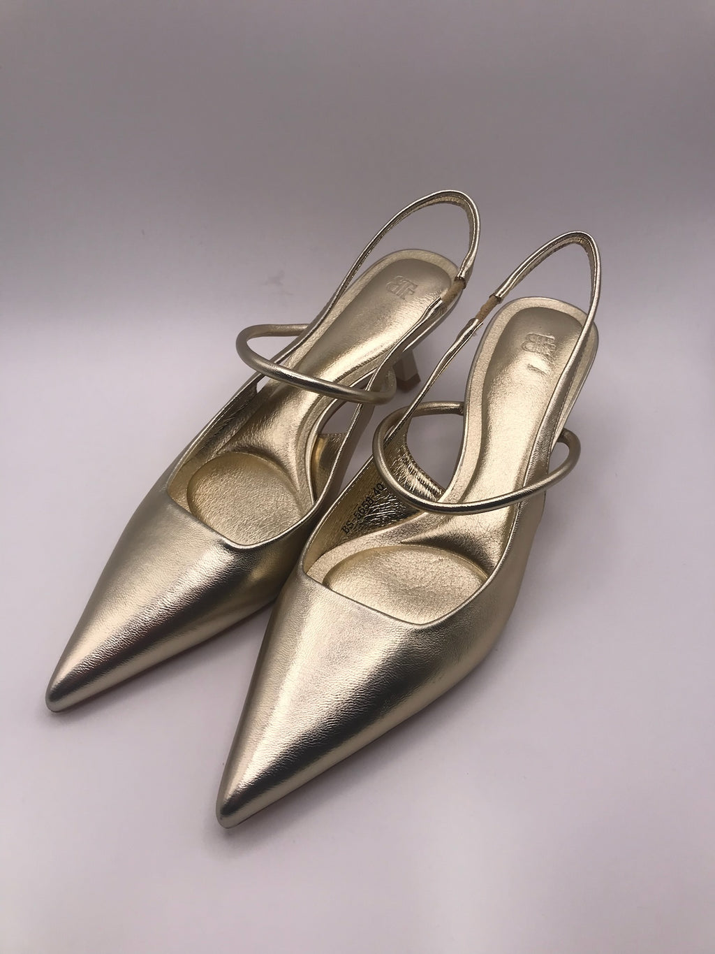 Sapato de salto médio agulha tipo slingback dourado Buonarotti, sandália elegante bico fino para festas e cerimónias, calçado feminino social clássico confortável.