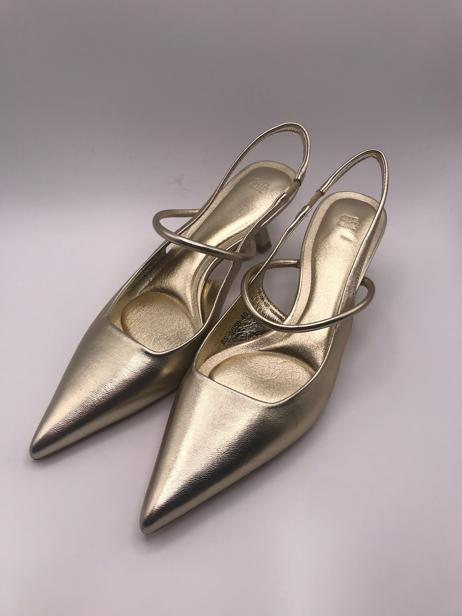 Sapato de salto médio agulha tipo slingback dourado Buonarotti, sandália elegante bico fino para festas e cerimónias, calçado feminino social clássico confortável.