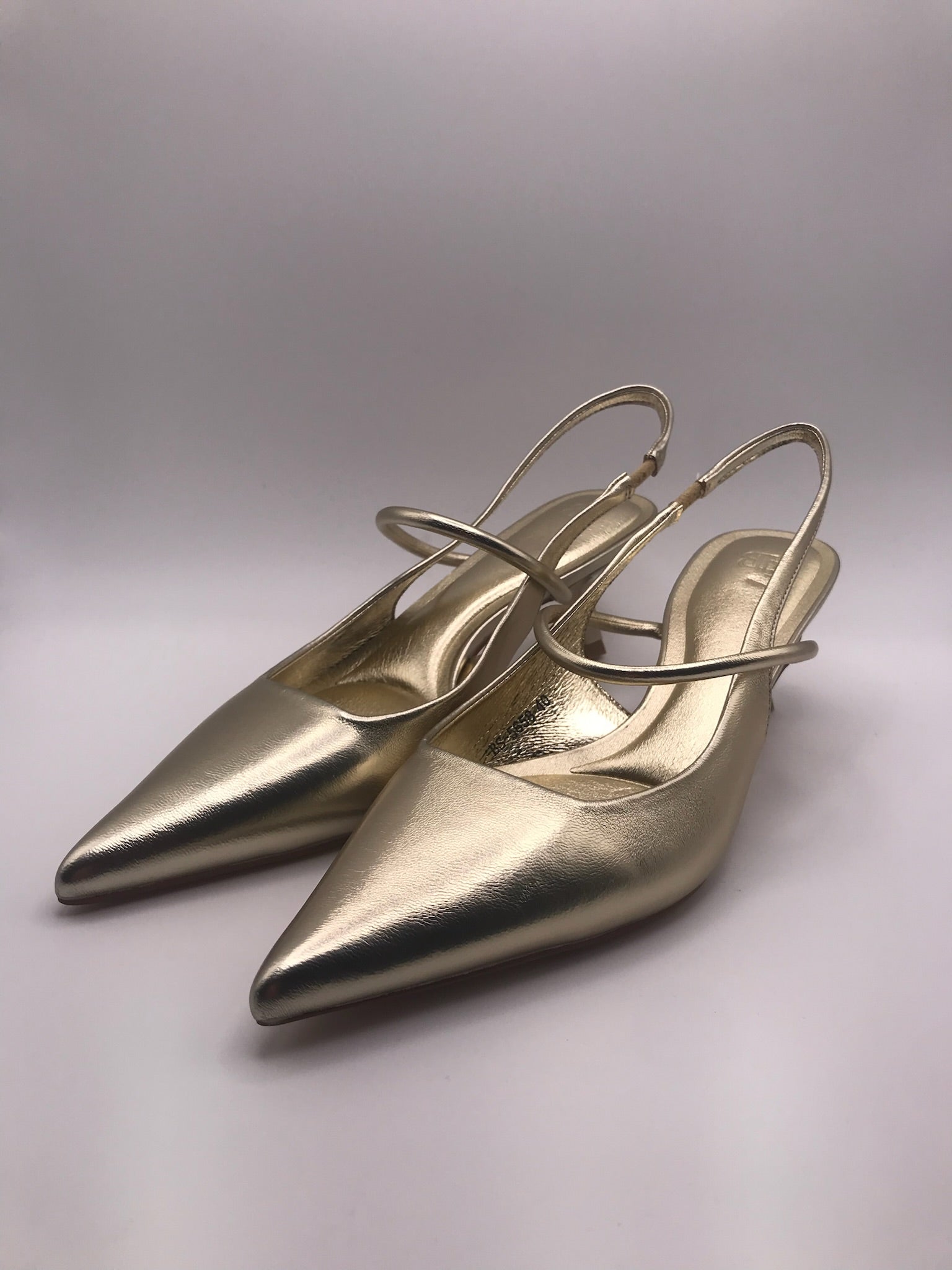 Sapato de salto médio agulha tipo slingback dourado Buonarotti, sandália elegante bico fino para festas e cerimónias, calçado feminino social clássico confortável.