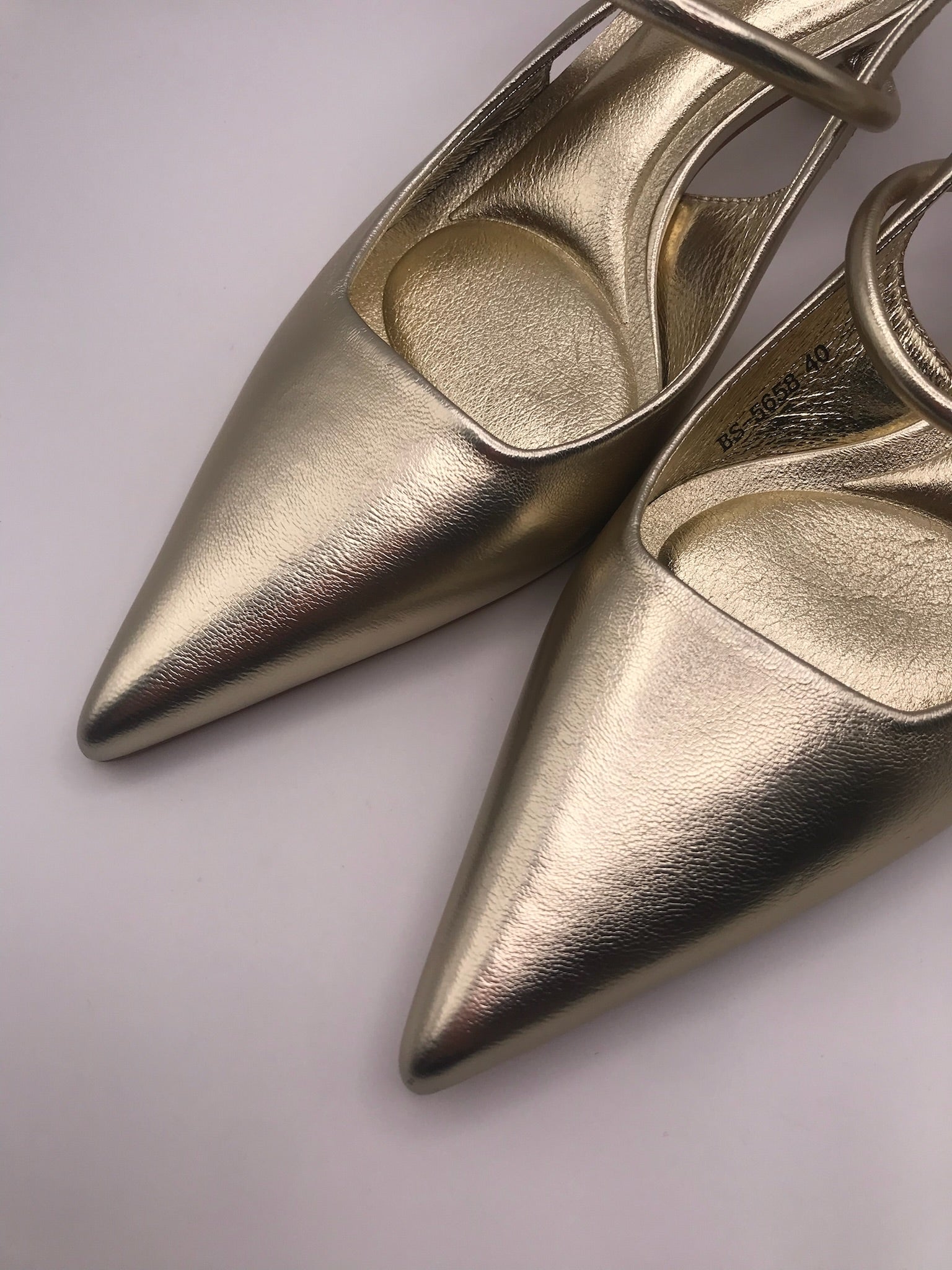 Sapato de salto médio agulha tipo slingback dourado Buonarotti, sandália elegante bico fino para festas e cerimónias, calçado feminino social clássico confortável.