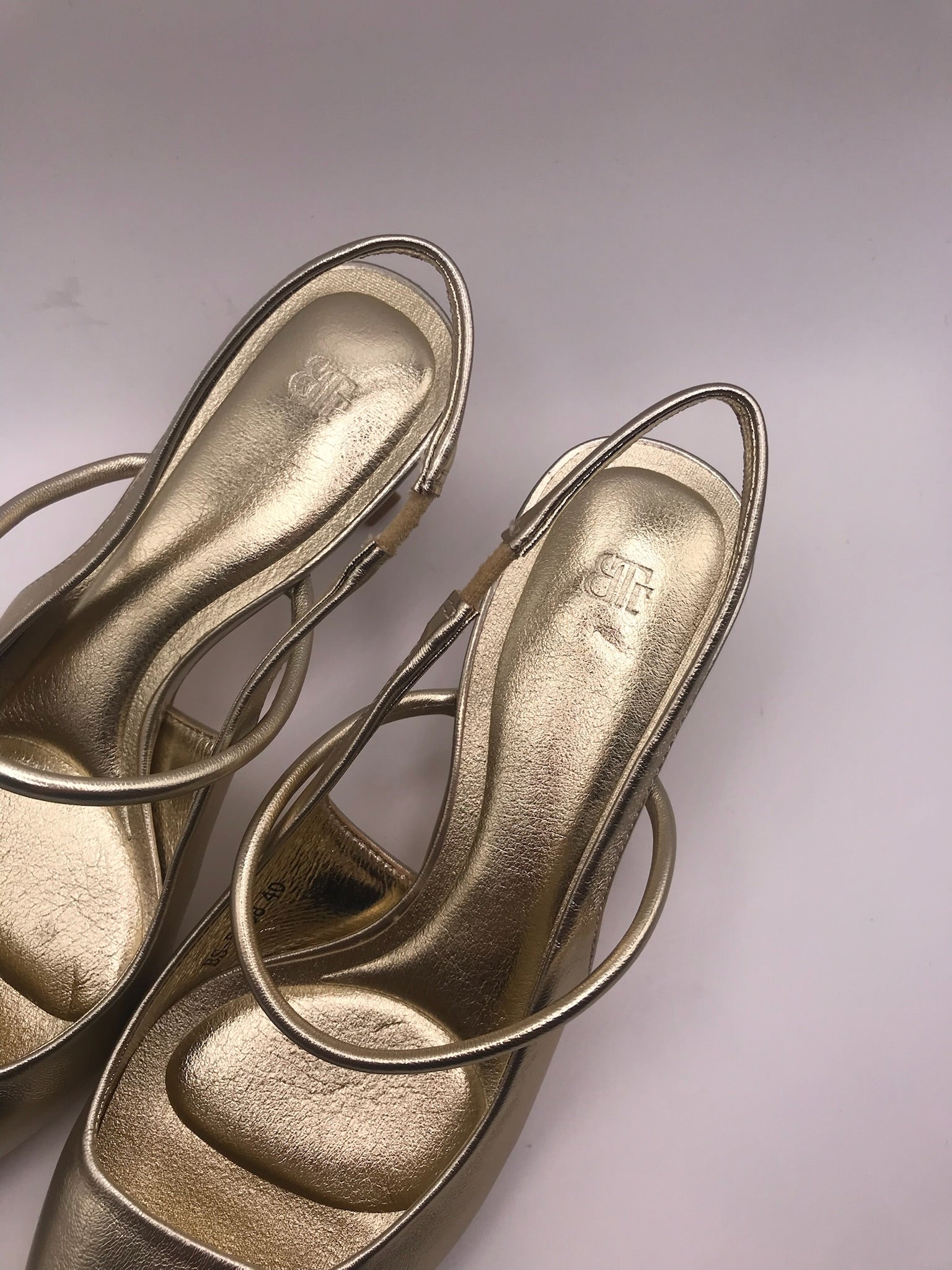 Sapato de salto médio agulha tipo slingback dourado Buonarotti, sandália elegante bico fino para festas e cerimónias, calçado feminino social clássico confortável.