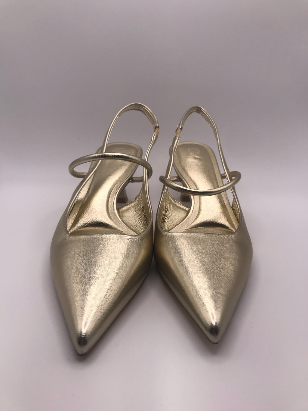 Sapato de salto médio agulha tipo slingback dourado Buonarotti, sandália elegante bico fino para festas e cerimónias, calçado feminino social clássico confortável.