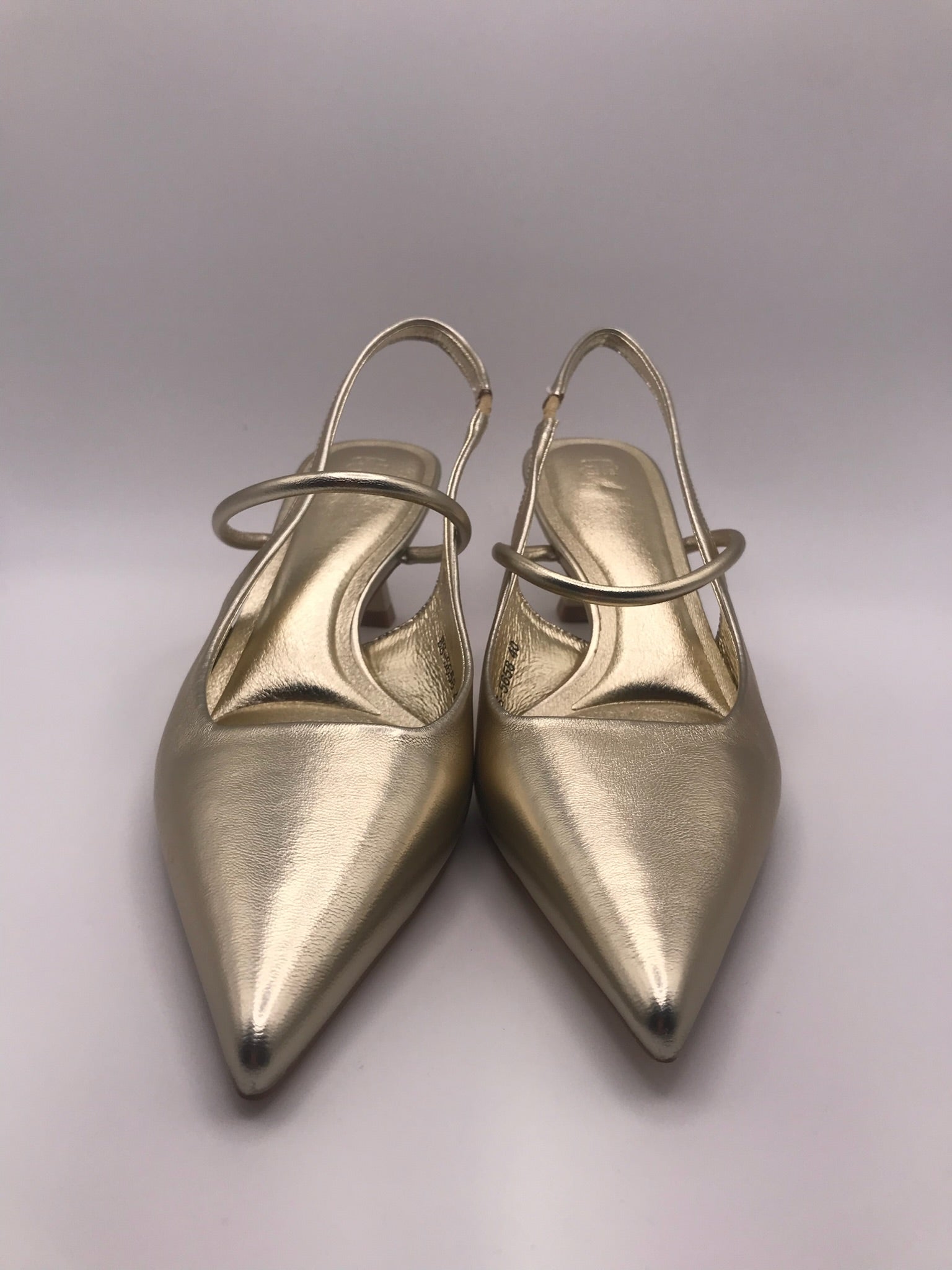 Sapato de salto médio agulha tipo slingback dourado Buonarotti, sandália elegante bico fino para festas e cerimónias, calçado feminino social clássico confortável.