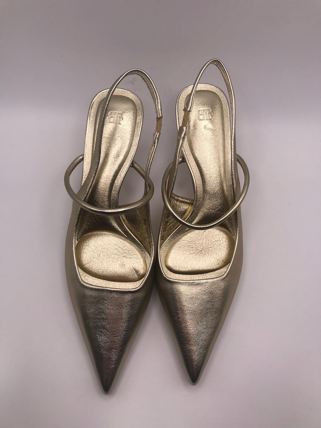 Sapato de salto médio agulha tipo slingback dourado Buonarotti, sandália elegante bico fino para festas e cerimónias, calçado feminino social clássico confortável.