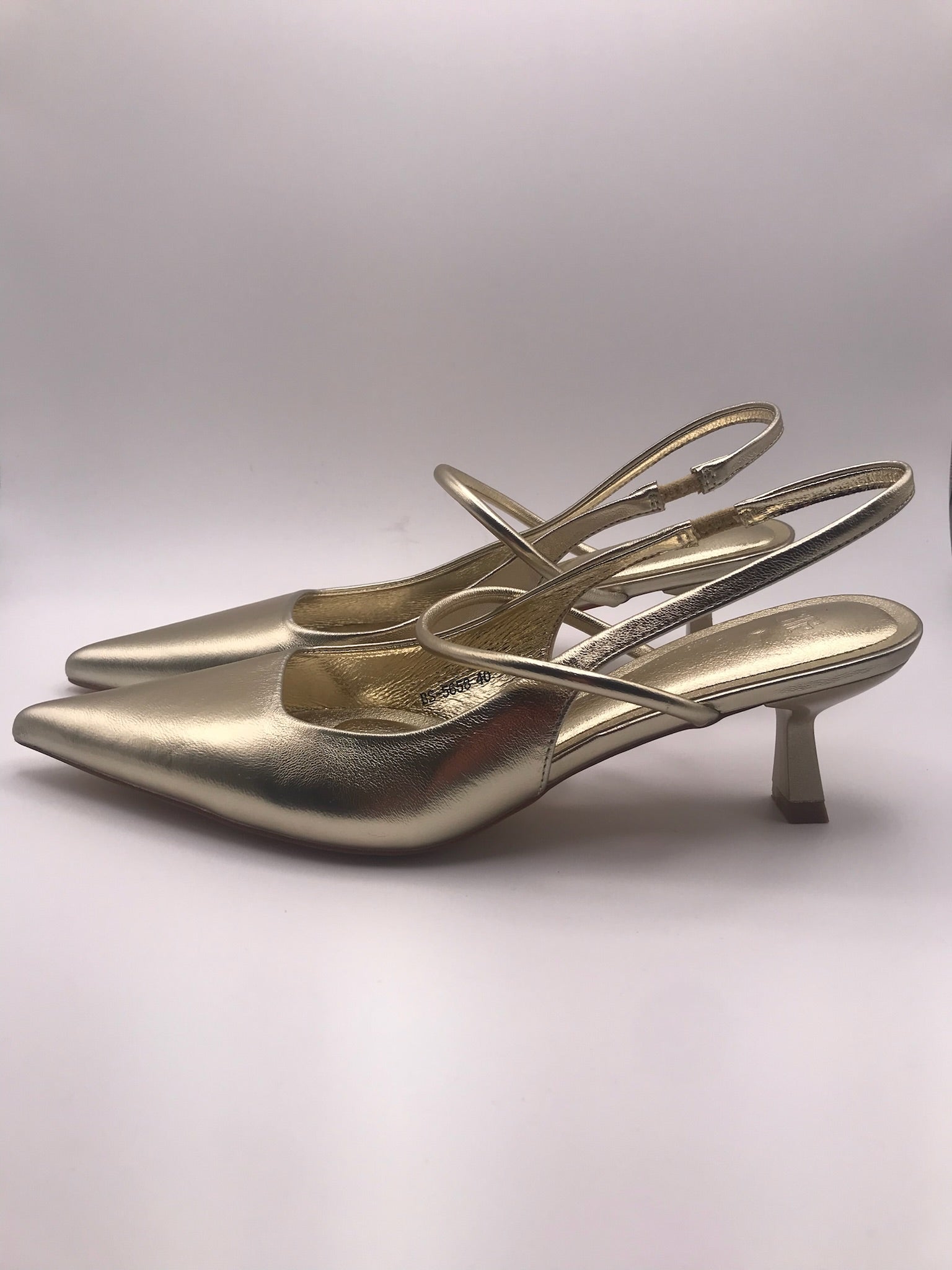 Sapato de salto médio agulha tipo slingback dourado Buonarotti, sandália elegante bico fino para festas e cerimónias, calçado feminino social clássico confortável.