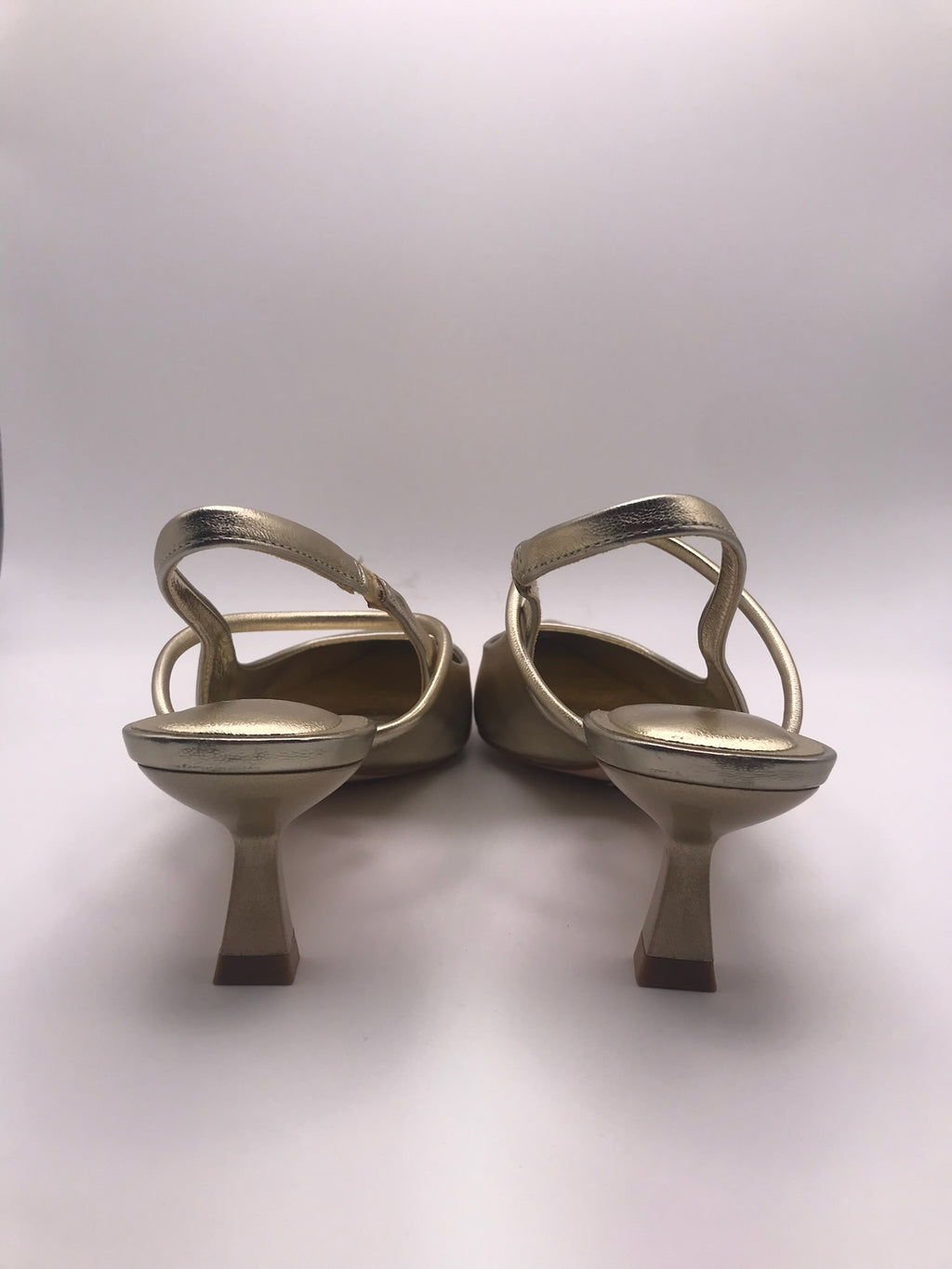 Sapato de salto médio agulha tipo slingback dourado Buonarotti, sandália elegante bico fino para festas e cerimónias, calçado feminino social clássico confortável.