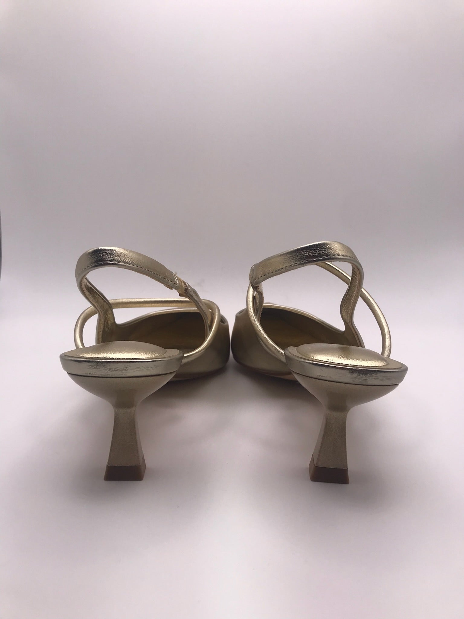 Sapato de salto médio agulha tipo slingback dourado Buonarotti, sandália elegante bico fino para festas e cerimónias, calçado feminino social clássico confortável.
