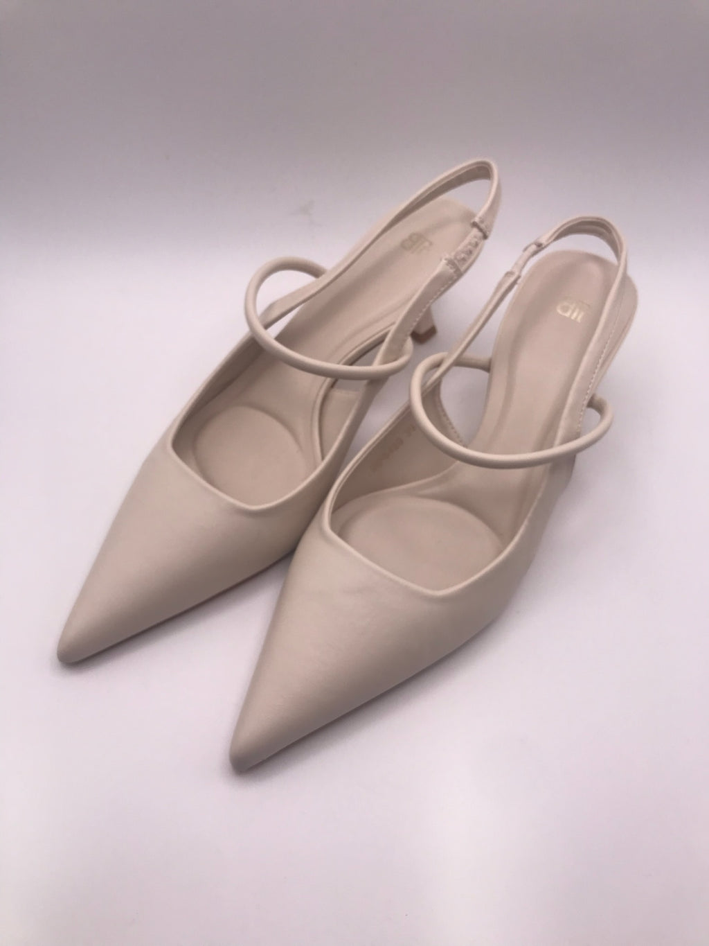 Sapato de salto médio agulha tipo slingback bege nude Buonarotti, sandália elegante bico fino para festas e cerimónias, calçado feminino social clássico confortável.