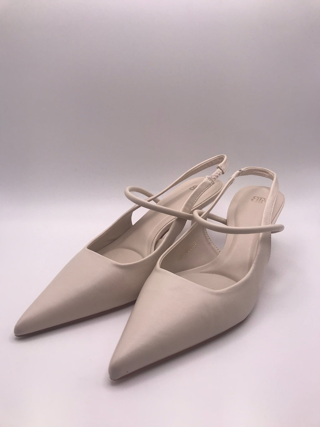Sapato de salto médio agulha tipo slingback bege nude Buonarotti, sandália elegante bico fino para festas e cerimónias, calçado feminino social clássico confortável.
