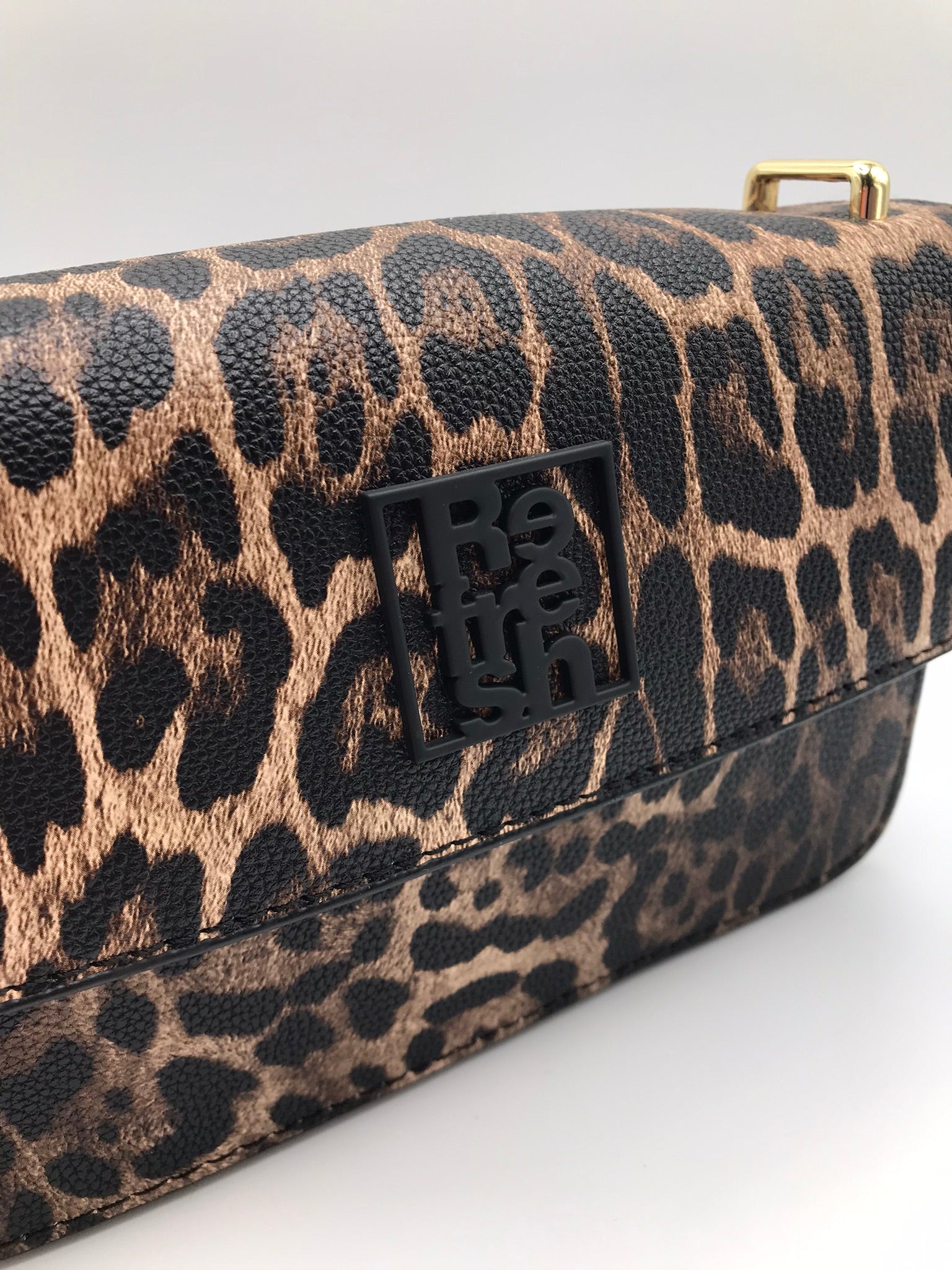 CLUCH REFRESH CASTANHO ESCURO PRETO ANIMAL PRINT TIGRESA ECO PELE LOGO FRONTAL ALÇA AJUSTÁVEL MALA