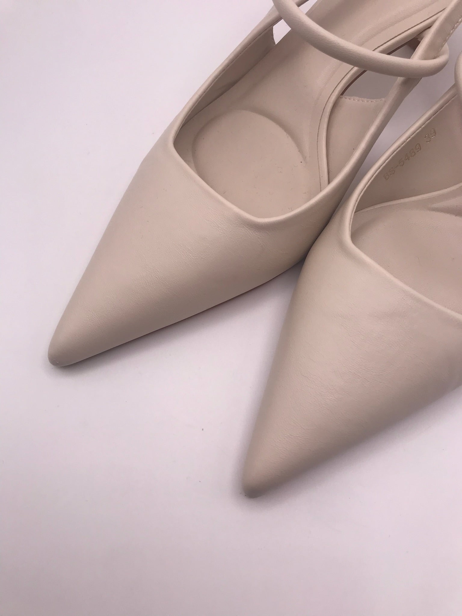 Sapato de salto médio agulha tipo slingback bege nude Buonarotti, sandália elegante bico fino para festas e cerimónias, calçado feminino social clássico confortável.
